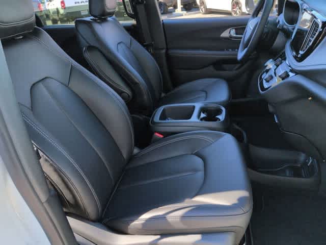 Thumbnail: 2026 Chrysler Pacifica - 22