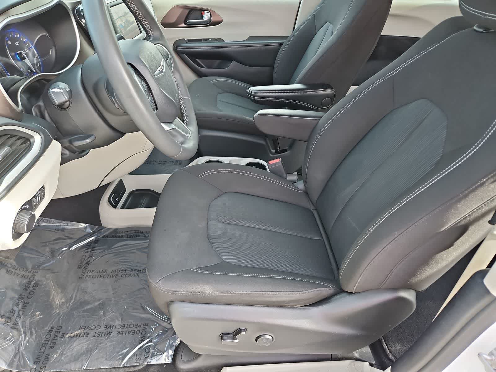 Thumbnail: 2023 Chrysler Voyager - 17