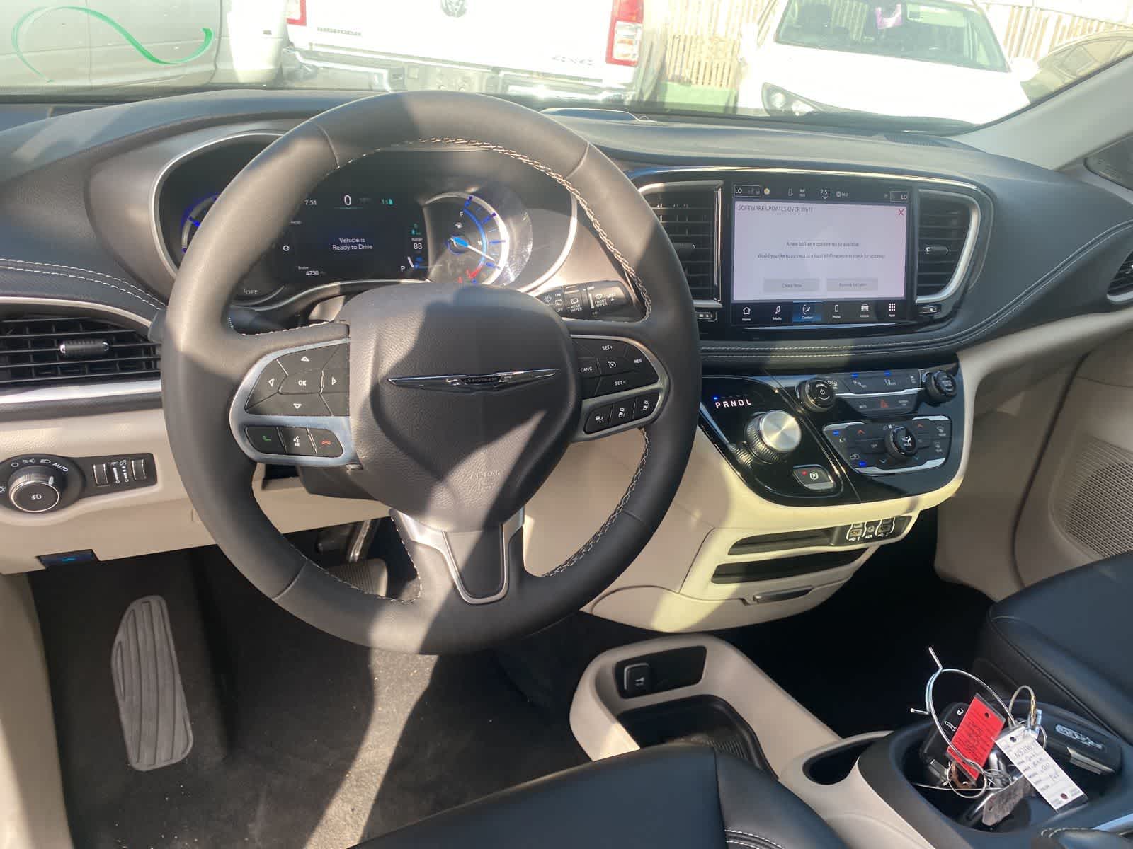 Thumbnail: 2023 Chrysler Pacifica - 10