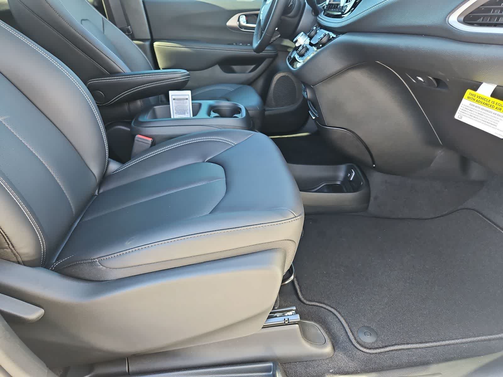 Thumbnail: 2026 Chrysler Pacifica - 21