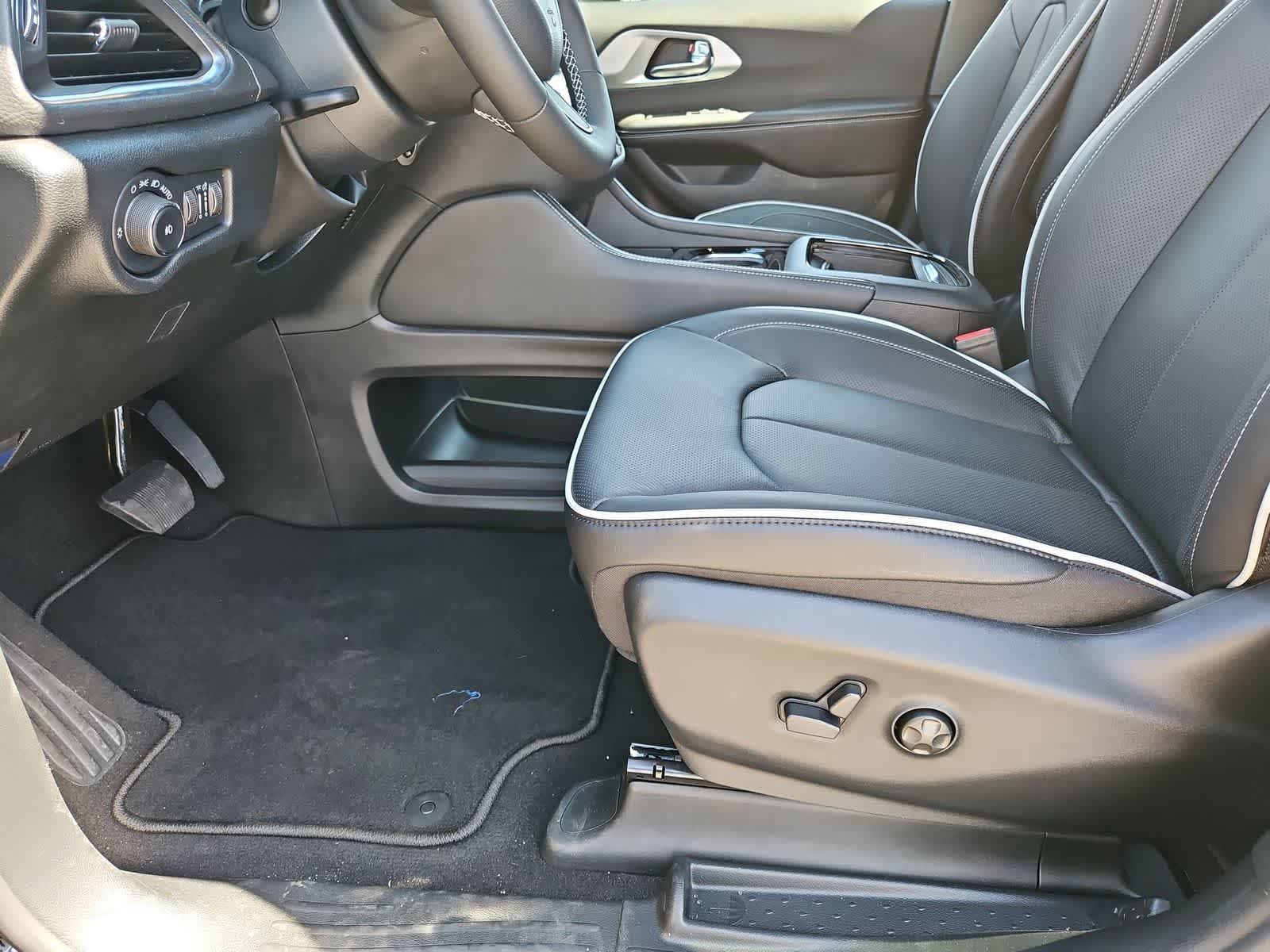 Thumbnail: 2026 Chrysler Pacifica - 16
