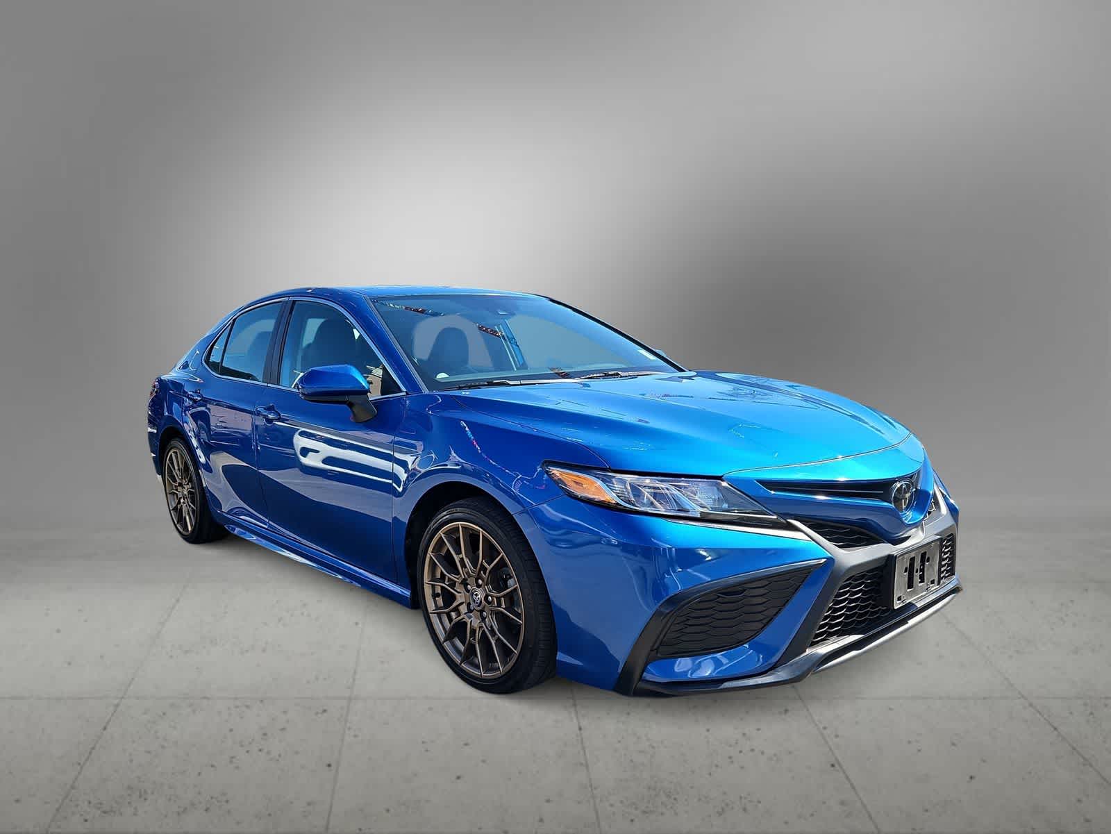 2019 Toyota Camry SE photo 2