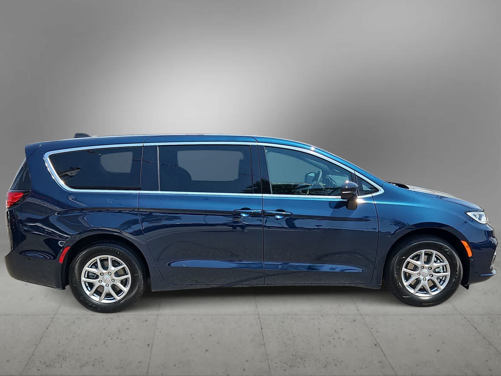 Thumbnail: 2025 Chrysler Pacifica - 9