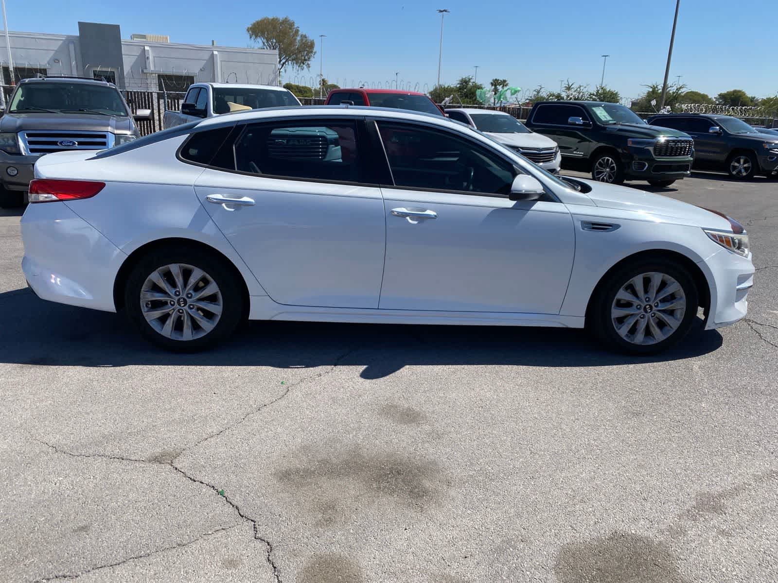 Thumbnail: 2017 Kia Optima - 4