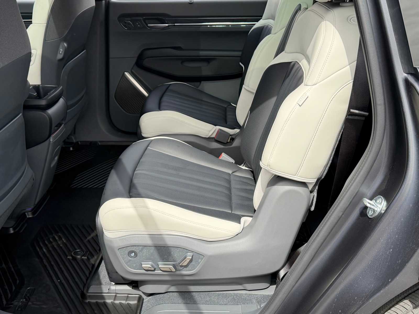 Thumbnail: 2026 Kia EV9 - 28
