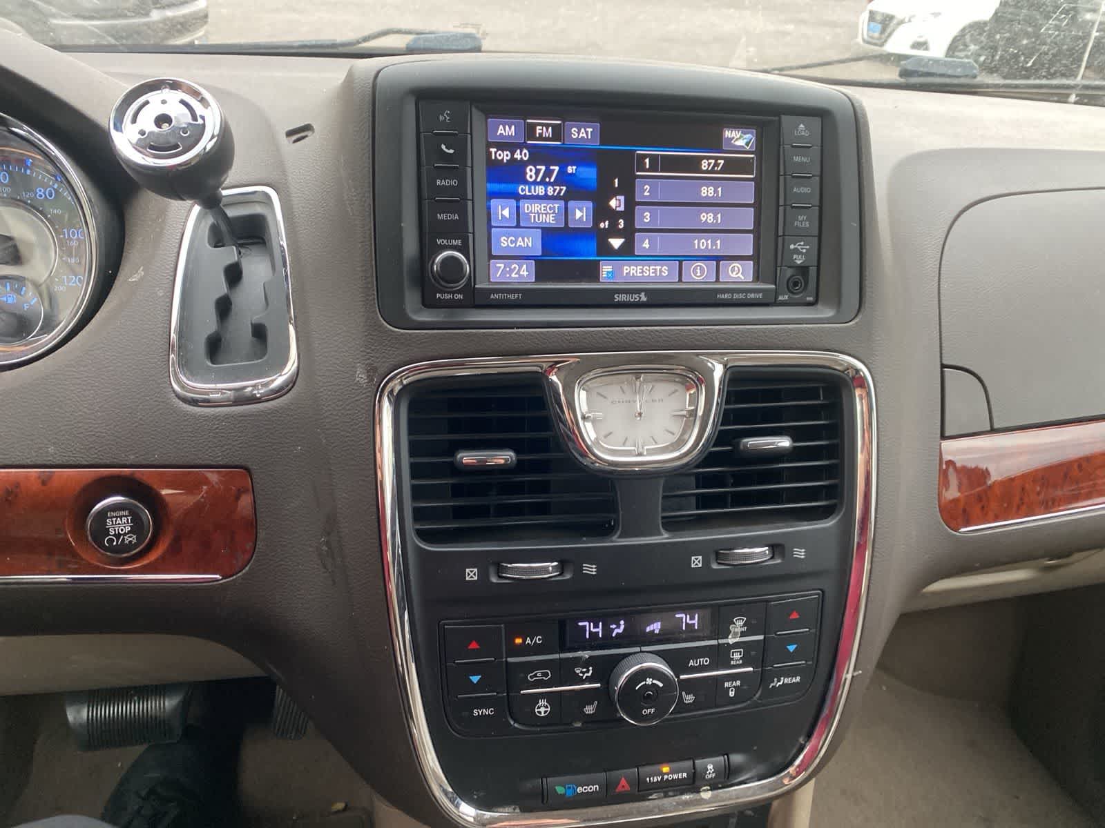 Thumbnail: 2014 Chrysler Town & Country - 15