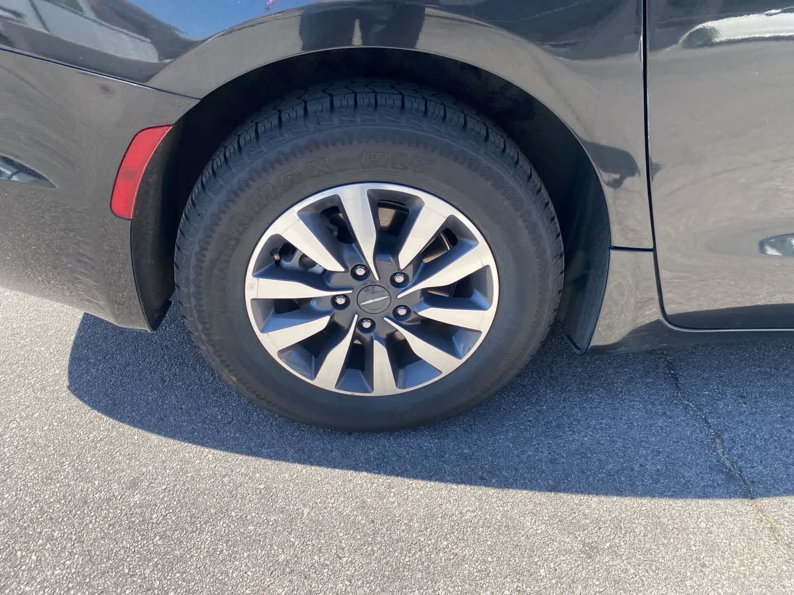 Thumbnail: 2023 Chrysler Pacifica - 6