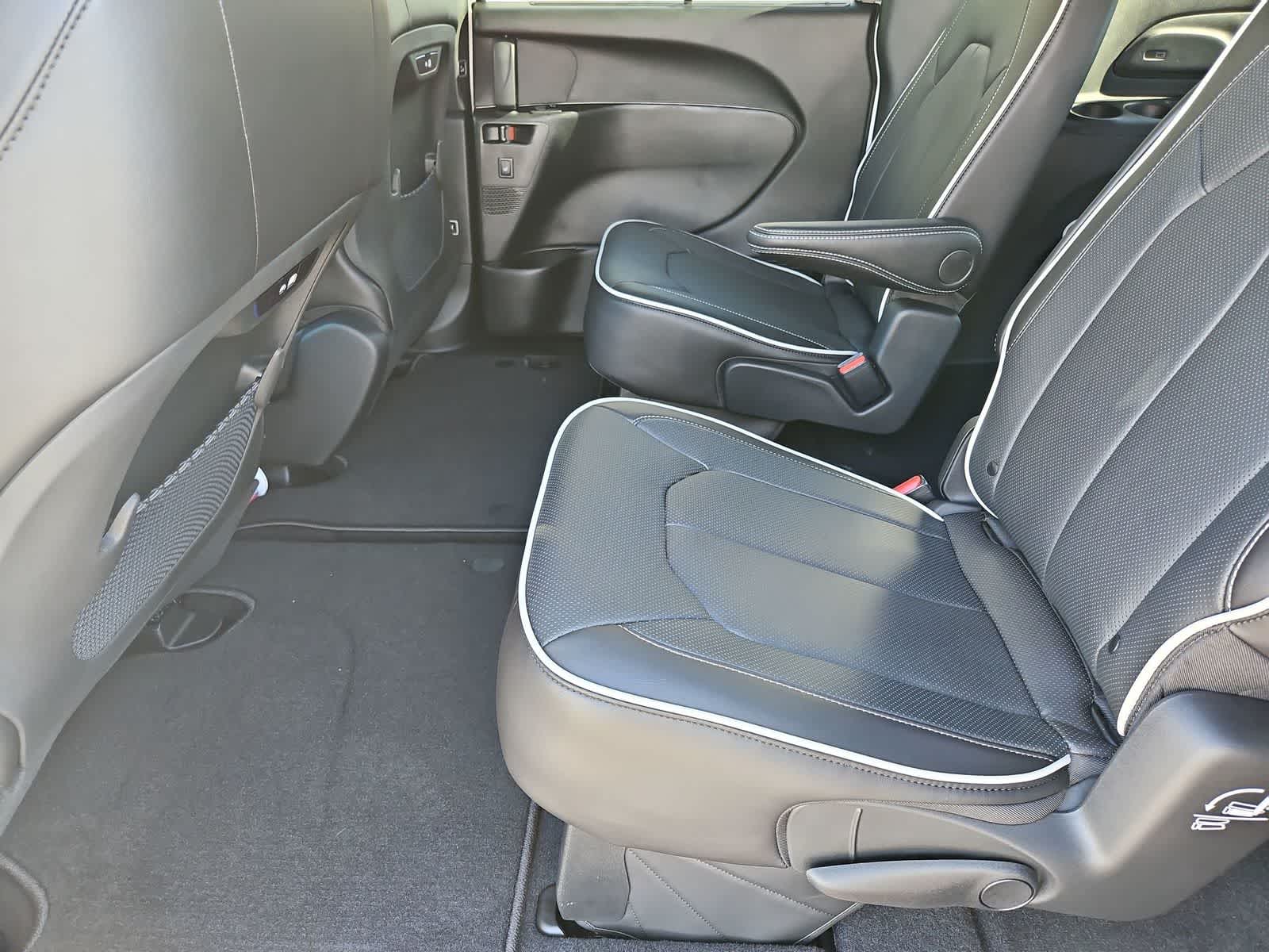 Thumbnail: 2026 Chrysler Pacifica - 19