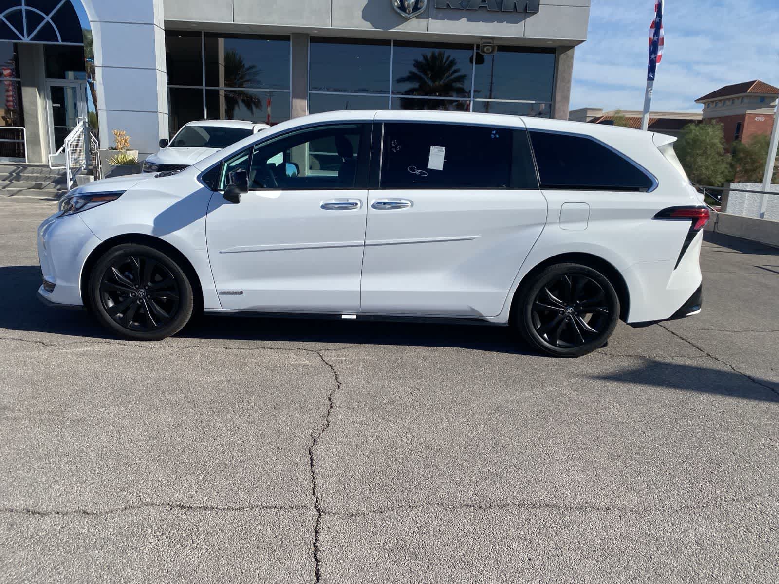 Thumbnail: 2021 Toyota Sienna - 9