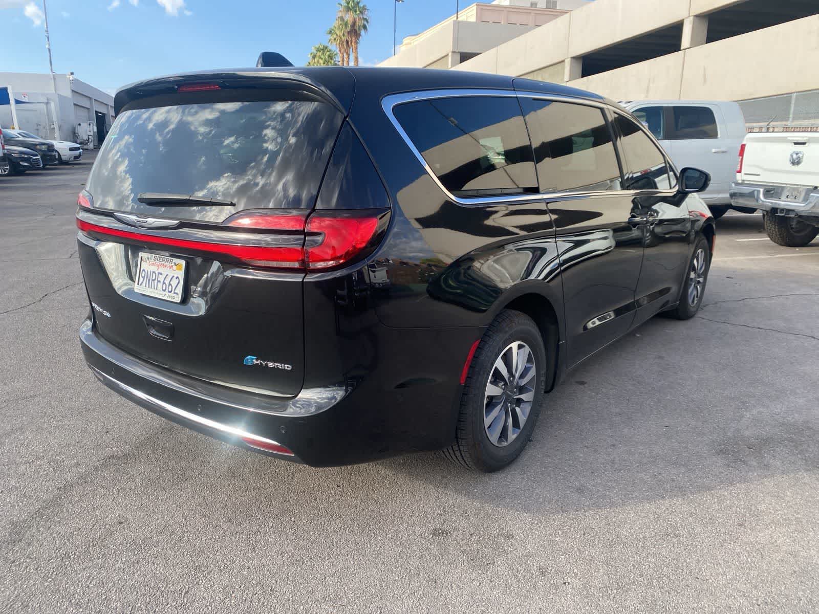 Thumbnail: 2023 Chrysler Pacifica - 6