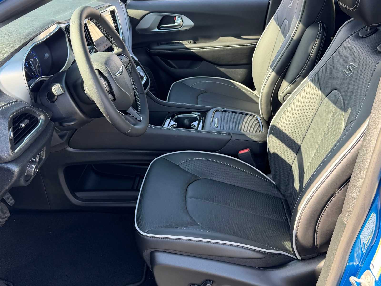 Thumbnail: 2026 Chrysler Pacifica - 23