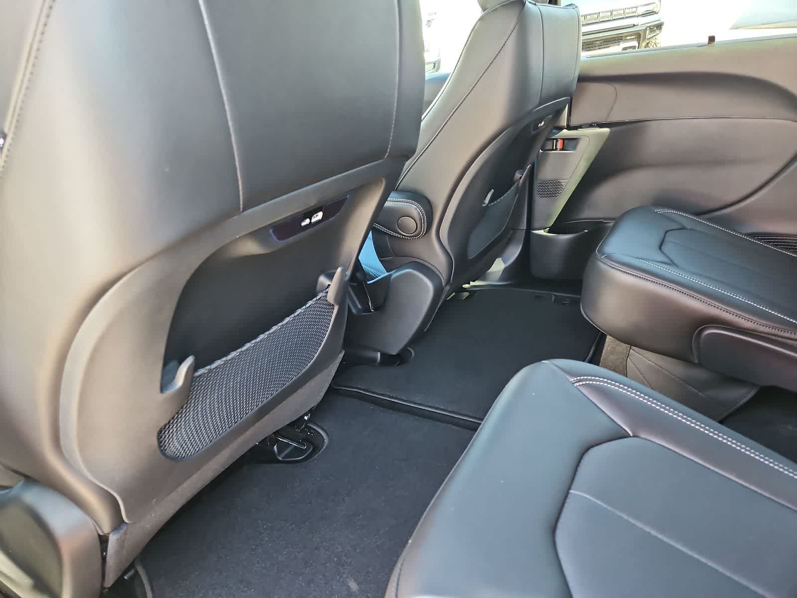 Thumbnail: 2026 Chrysler Pacifica - 18