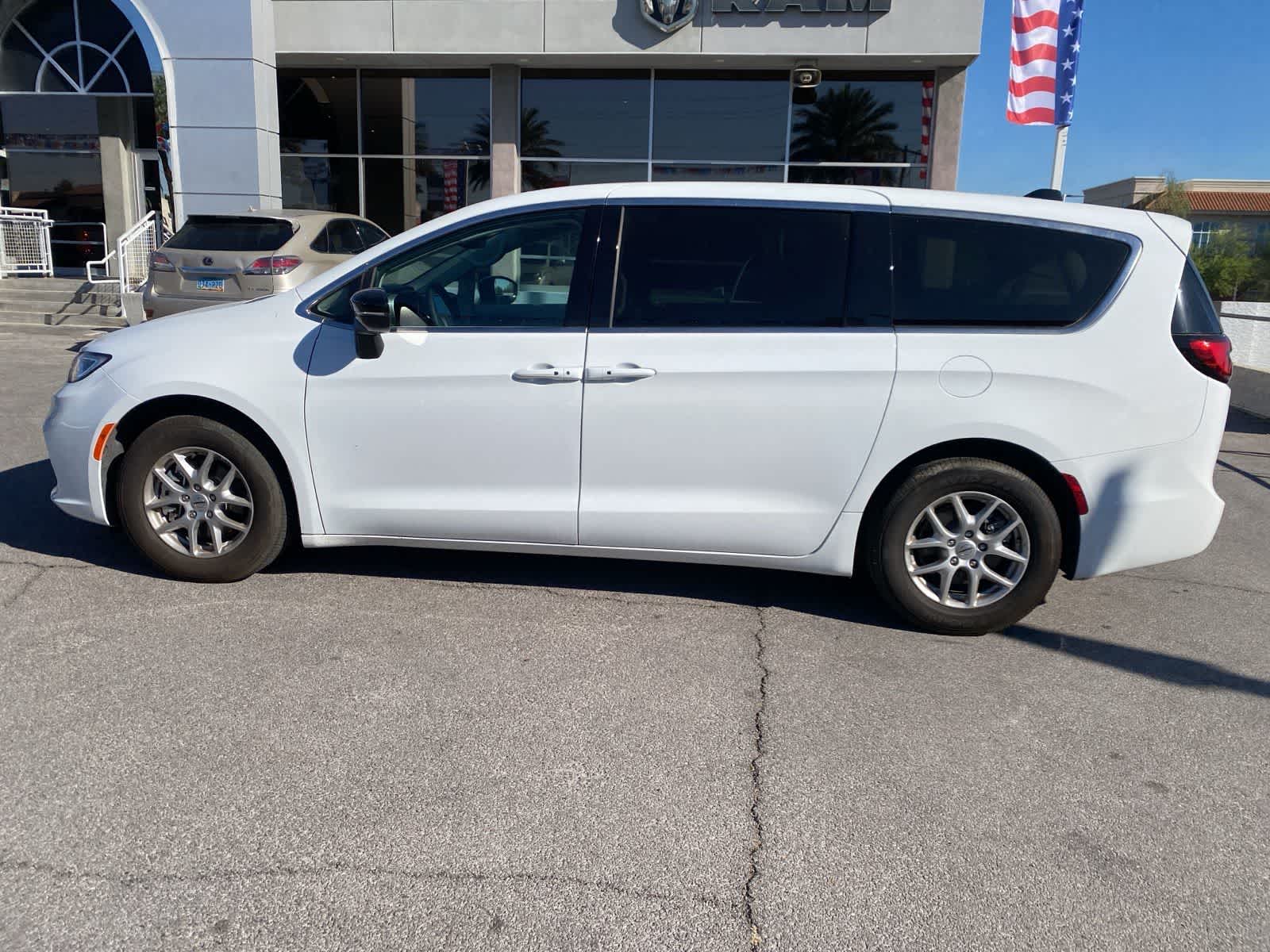 Thumbnail: 2024 Chrysler Pacifica - 10