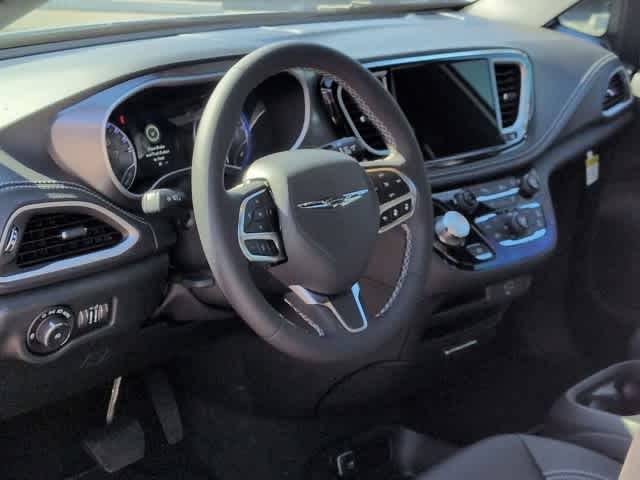 Thumbnail: 2026 Chrysler Pacifica - 10