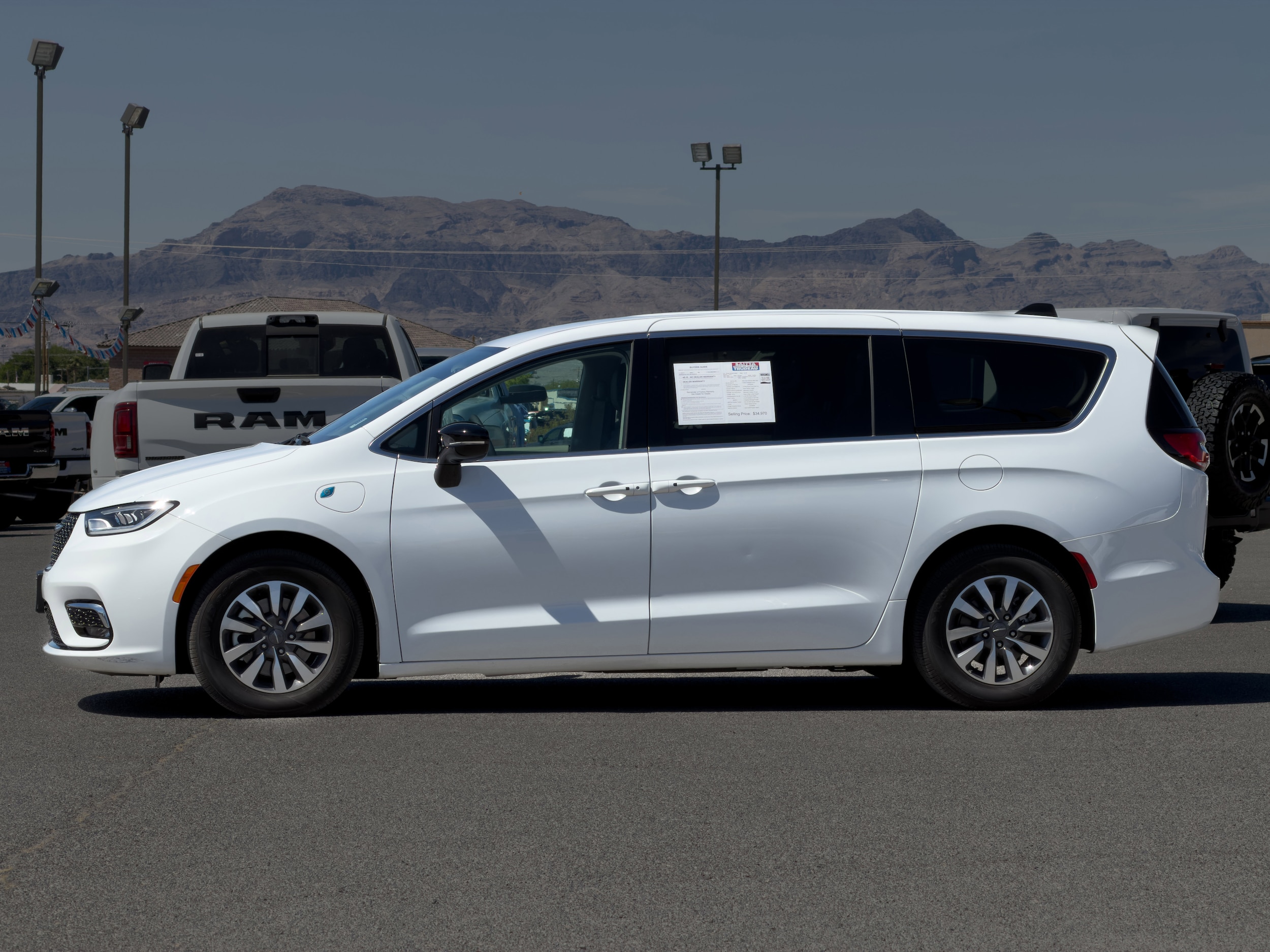 Used 2024 Chrysler Pacifica PHEV Select with VIN 2C4RC1S78RR109081 for sale in Pahrump, NV