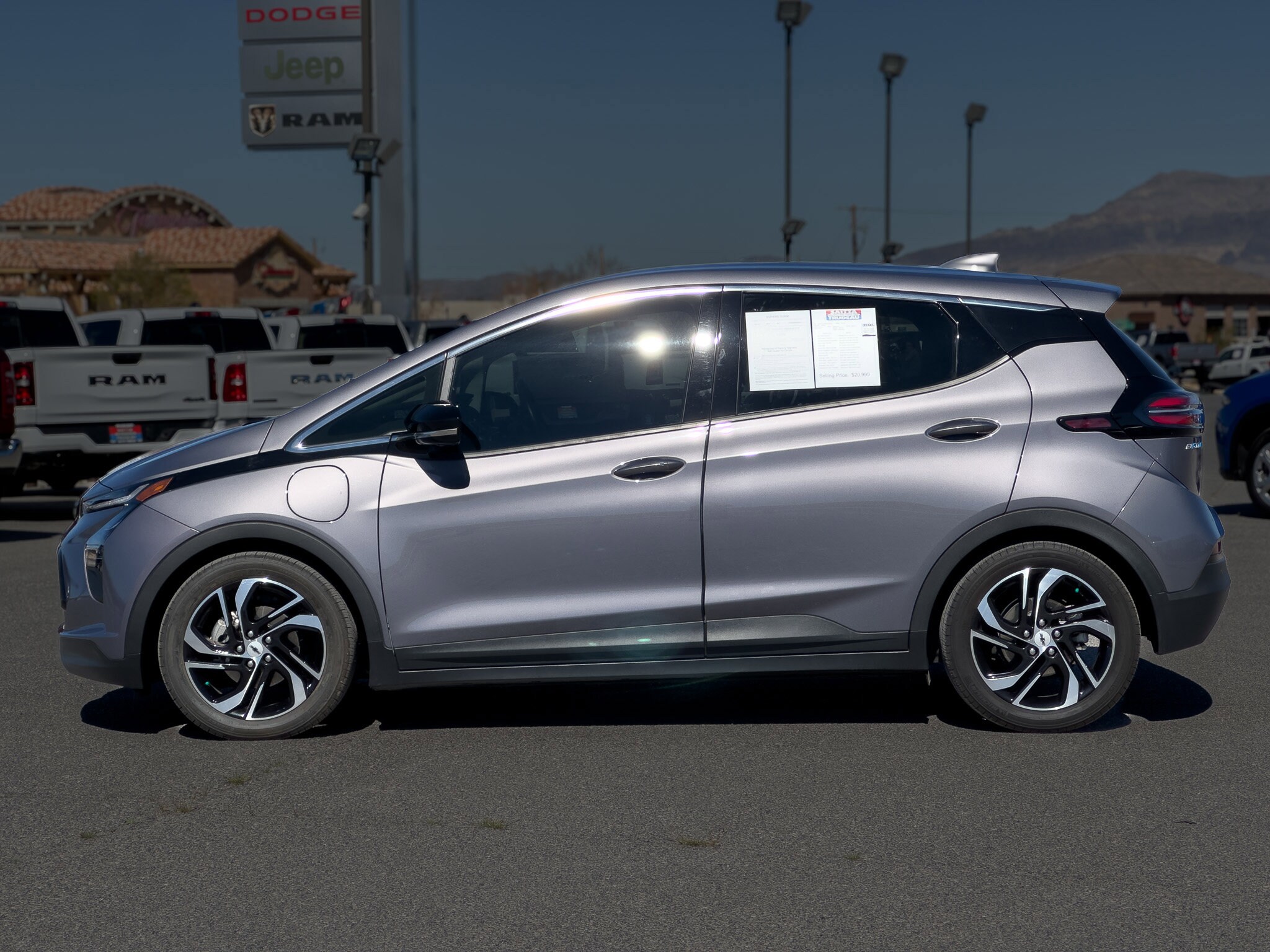 2022 Chevrolet Bolt EV 2LT photo 2