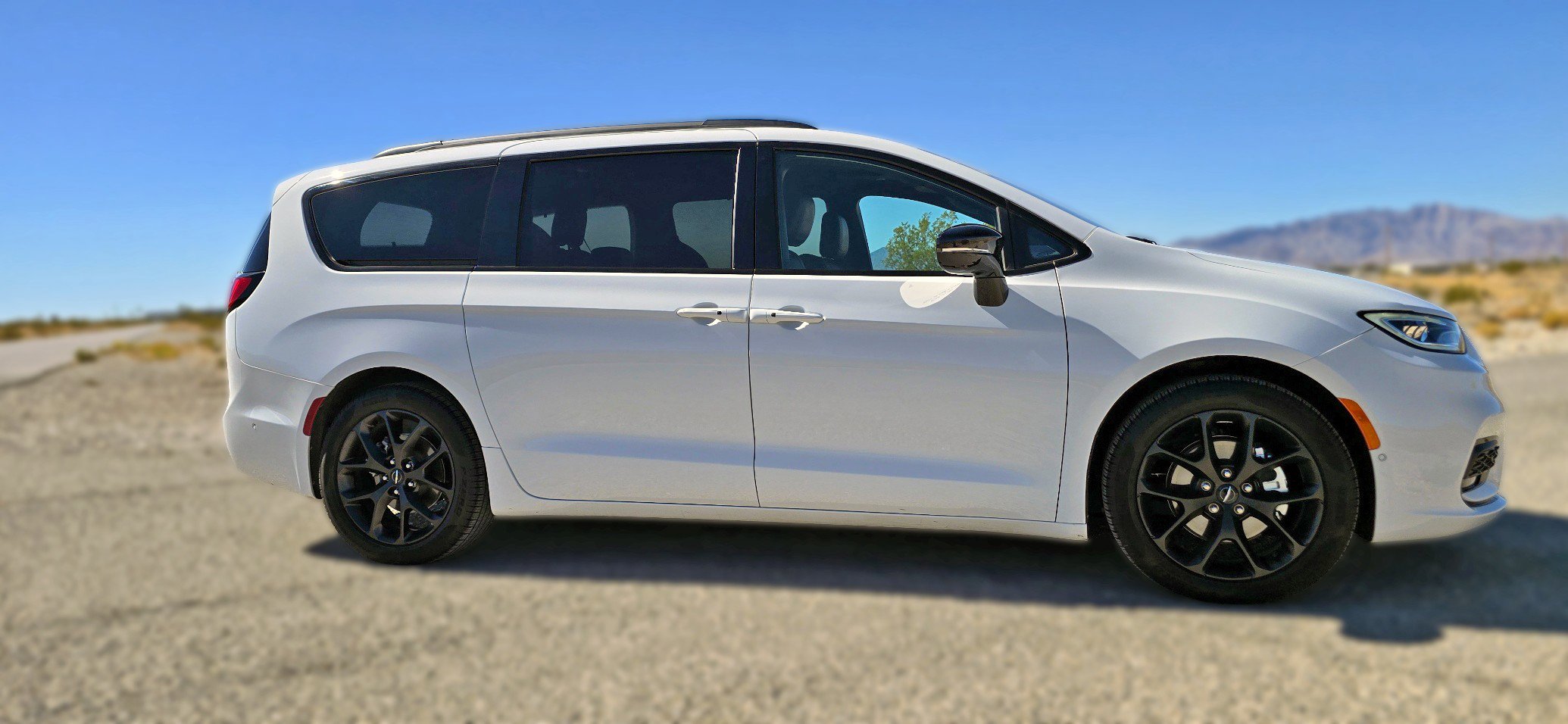2024 Chrysler Pacifica Touring L photo 3