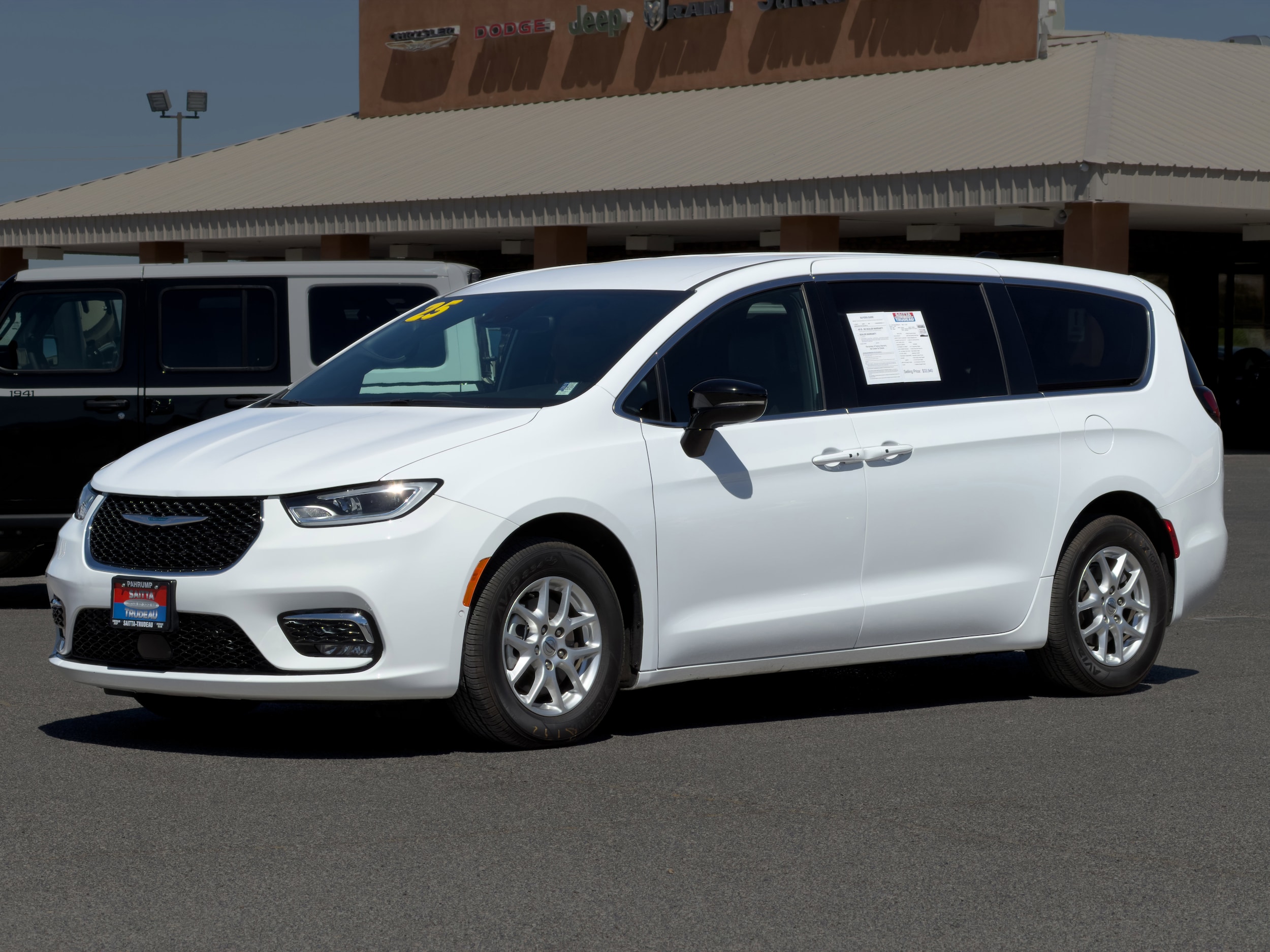2025 Chrysler Pacifica Select's photo