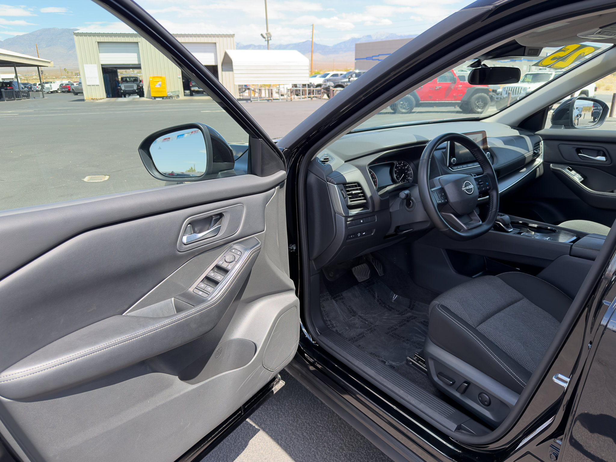 2025 Nissan Rogue SV - Photo 10