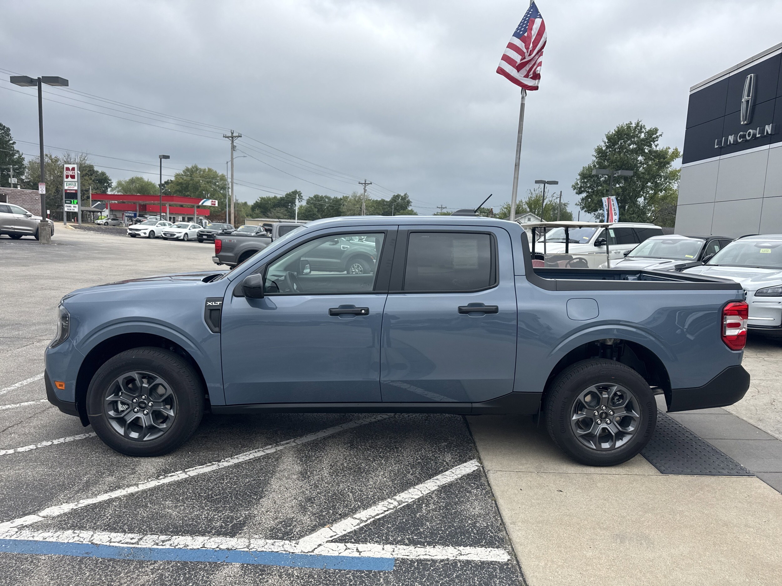 2025 Ford Maverick XLT photo 2
