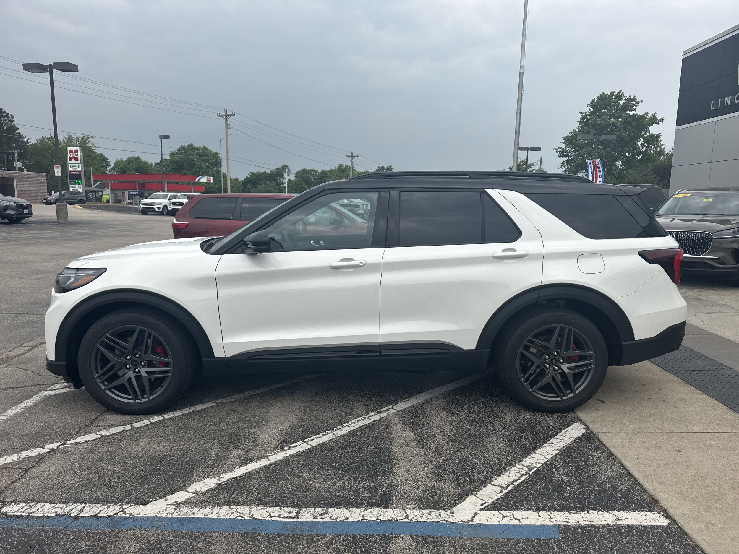 2025 Ford Explorer ST photo 4