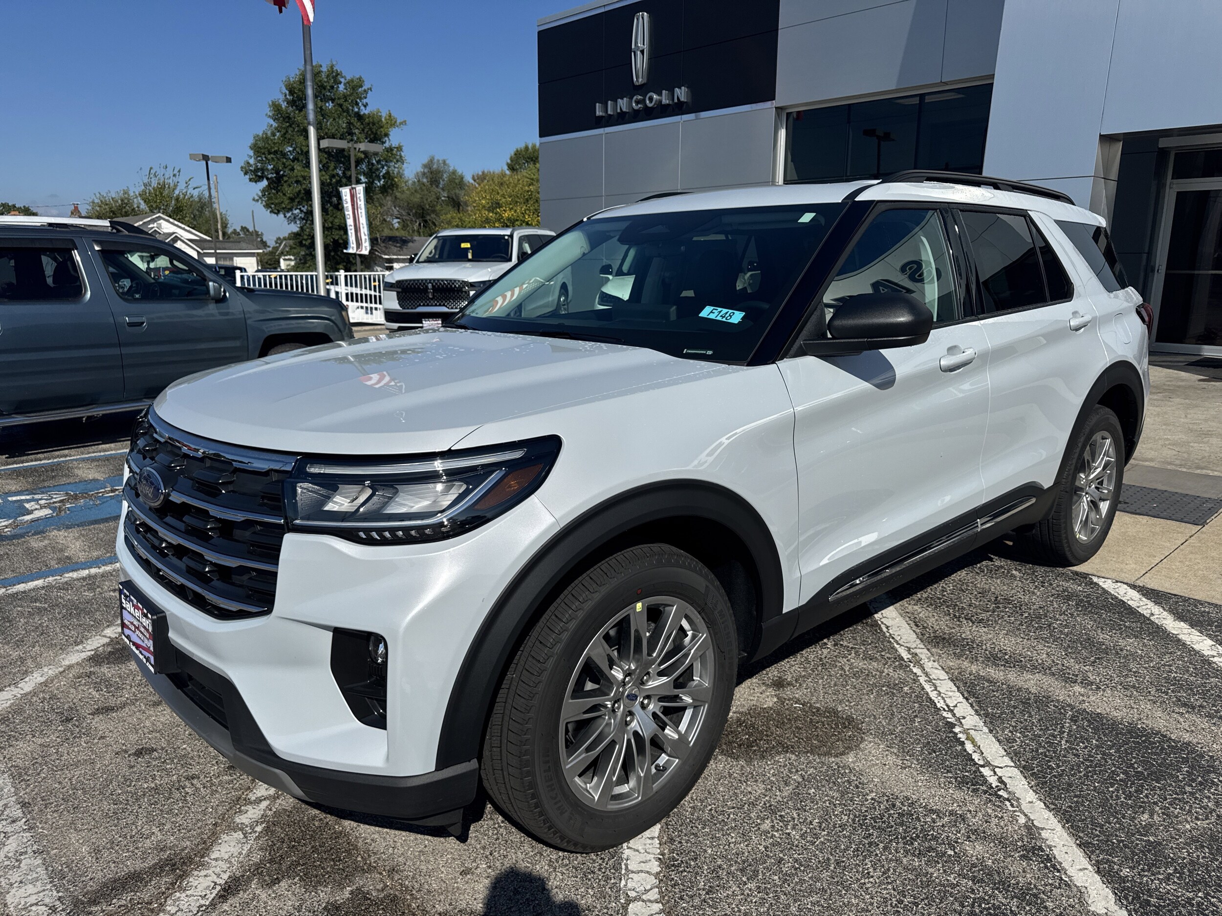 2025 Ford Explorer photo 3