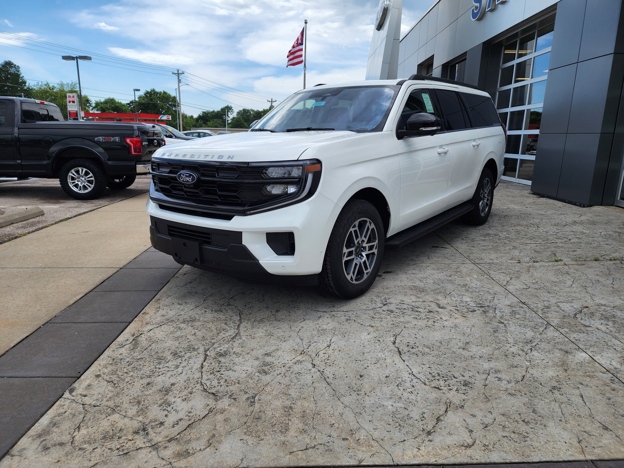 2025 Ford Expedition MAX photo 3