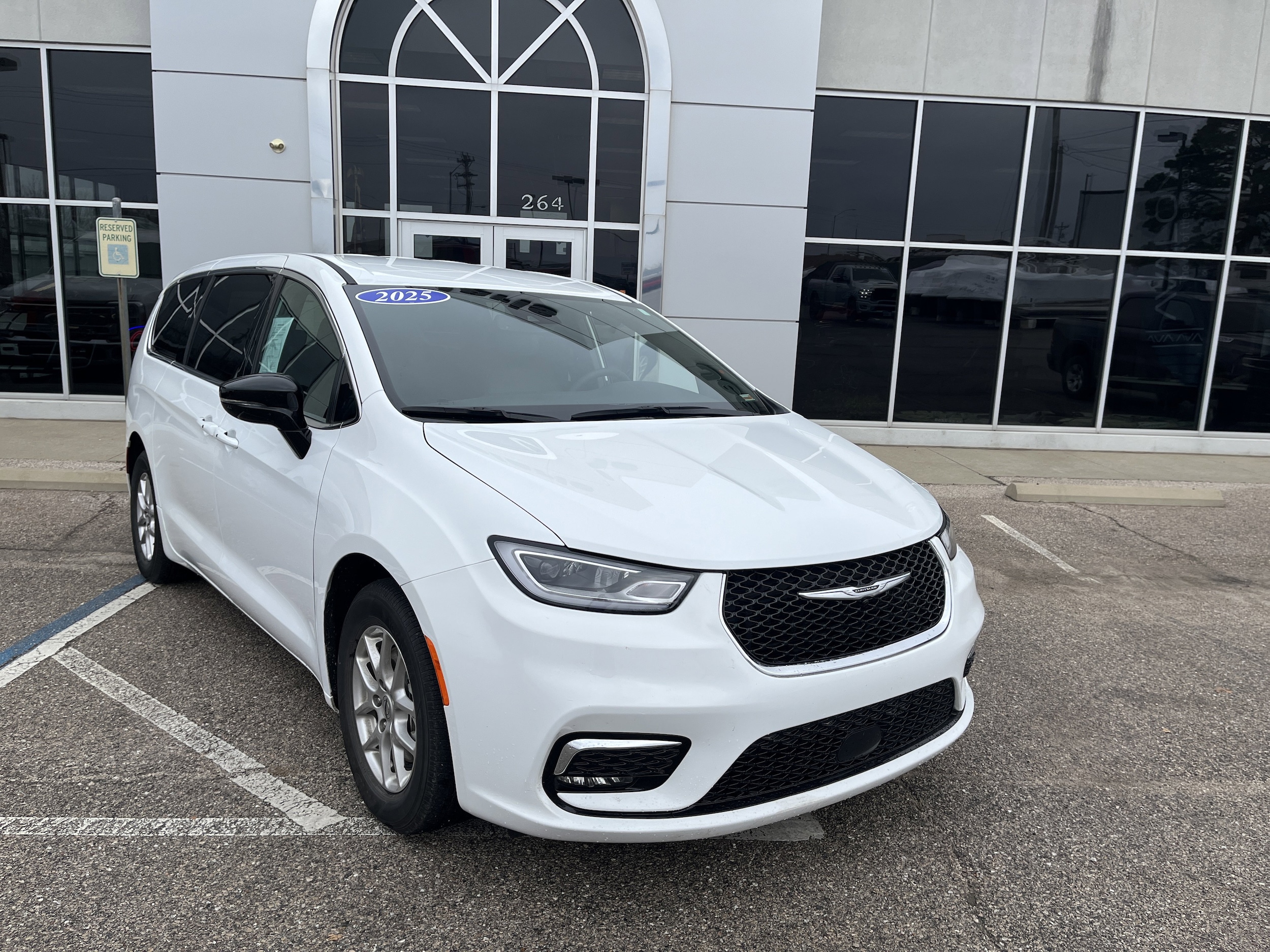 2025 Chrysler Pacifica Select's photo