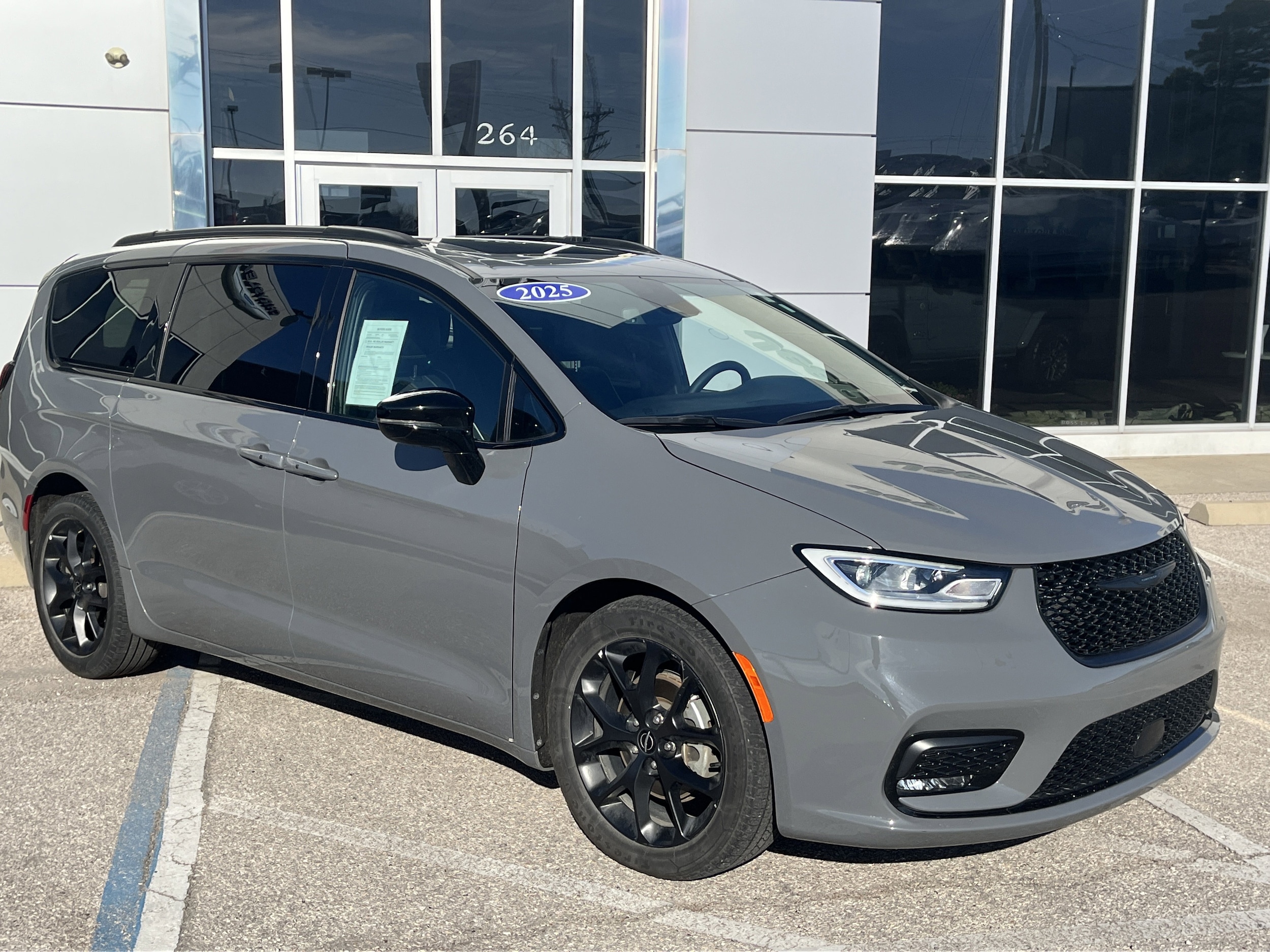 2025 Chrysler Pacifica Limited's photo