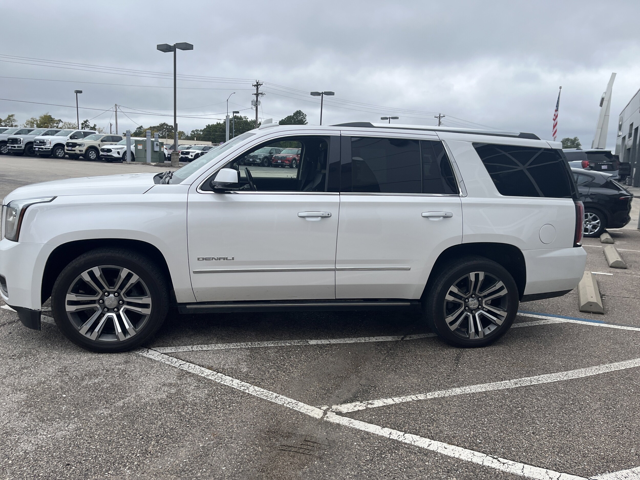 2019 Gmc Yukon Denali photo 2