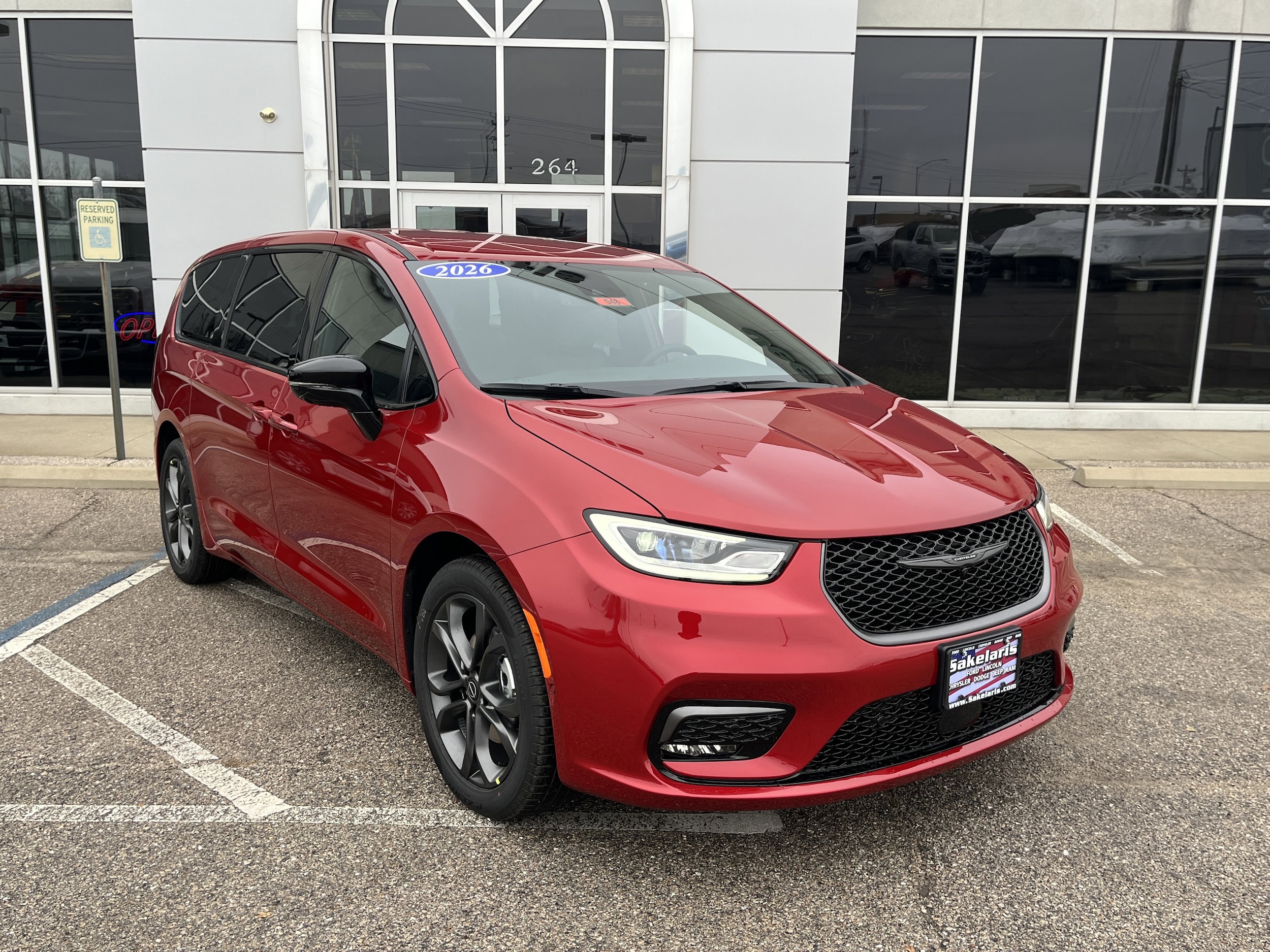 2026 Chrysler Pacifica Select's photo