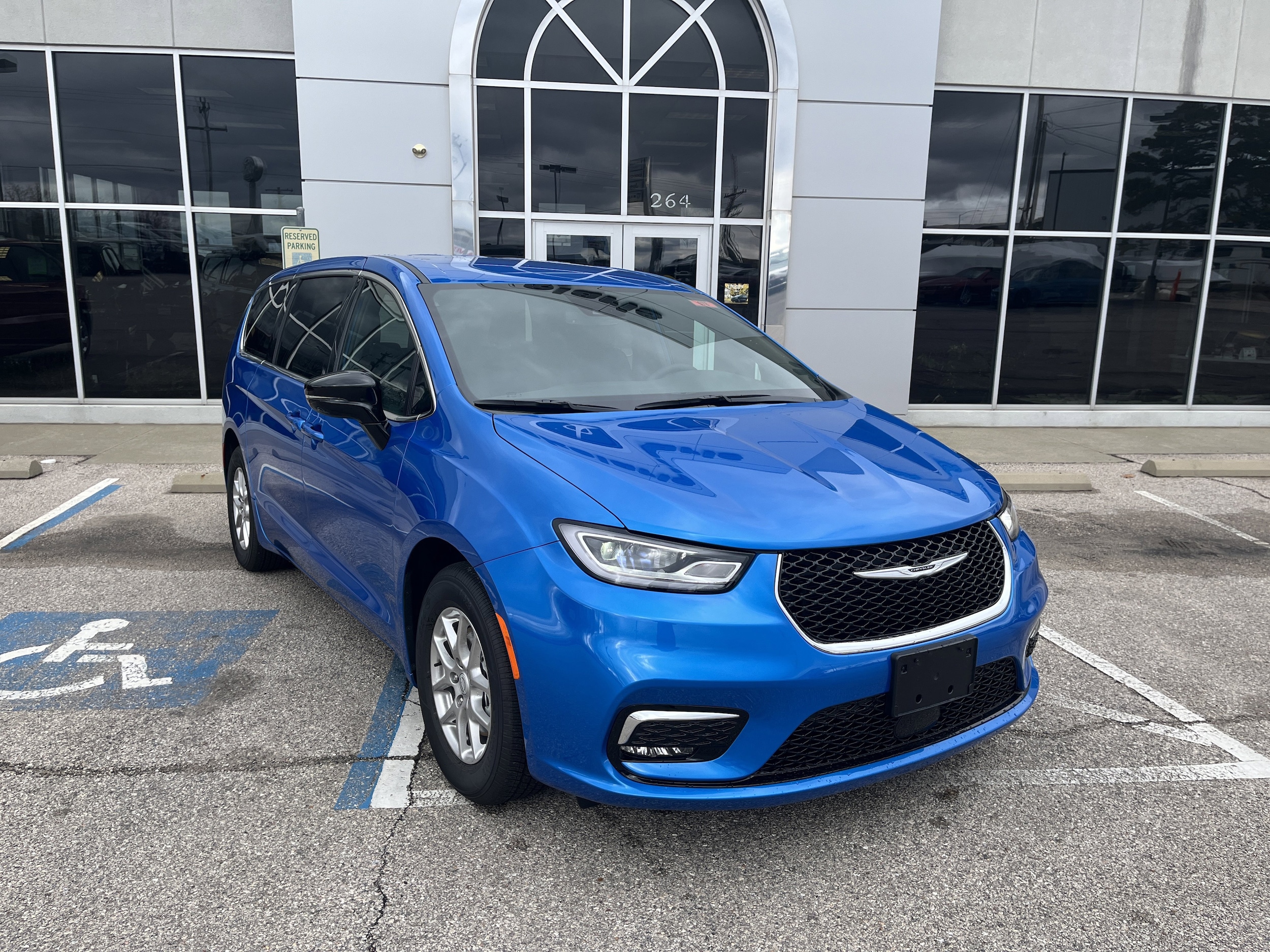 2026 Chrysler Pacifica Select's photo