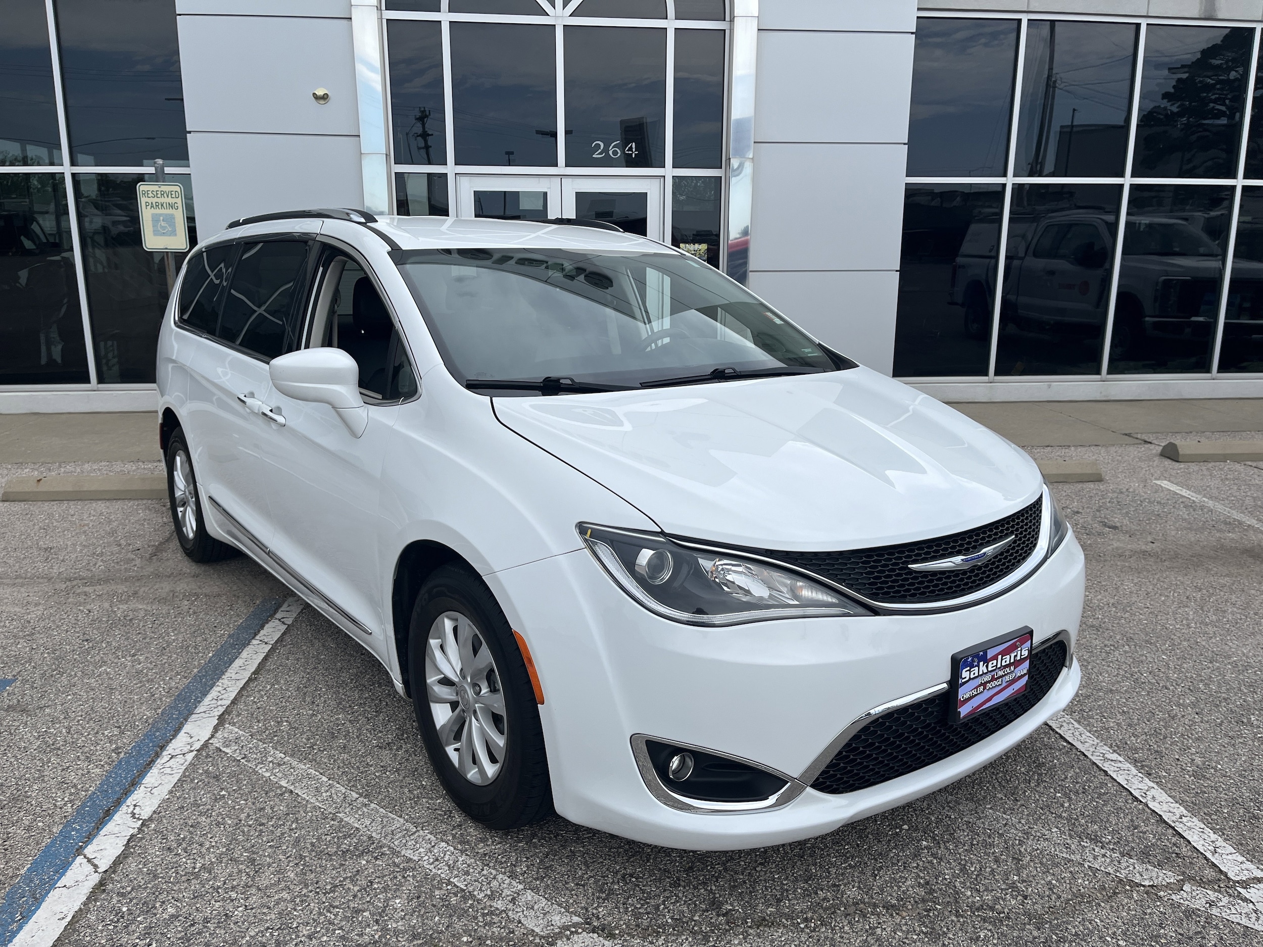 2019 Chrysler Pacifica Touring L's photo