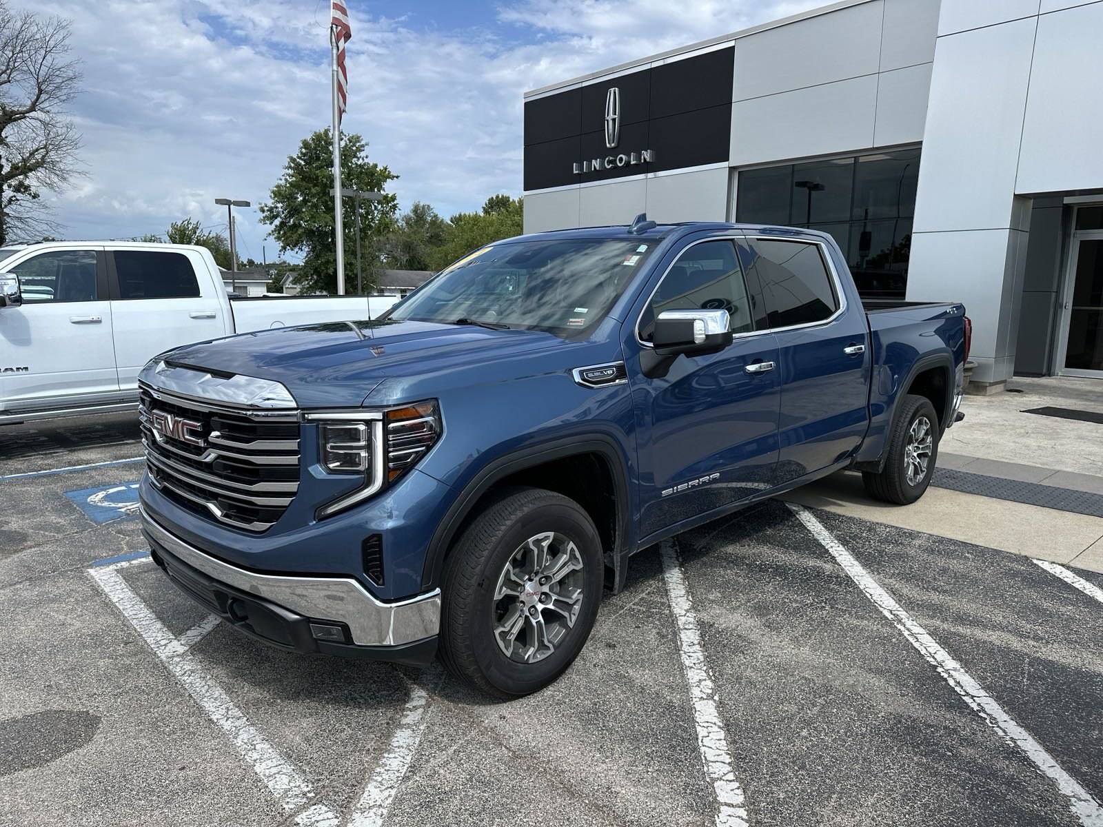 2024 Gmc Sierra 1500 SLT photo 3