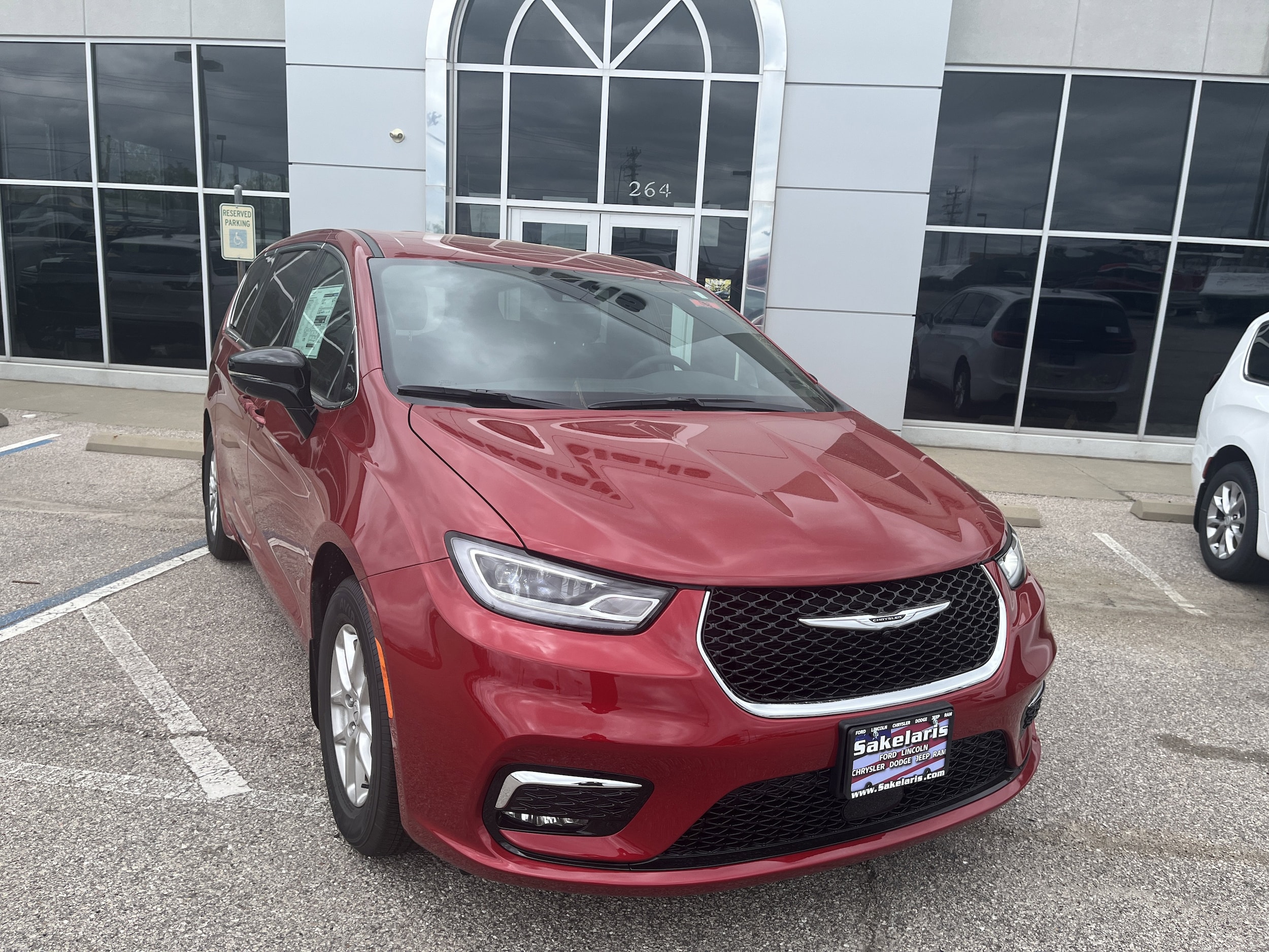 2026 Chrysler Pacifica Select's photo