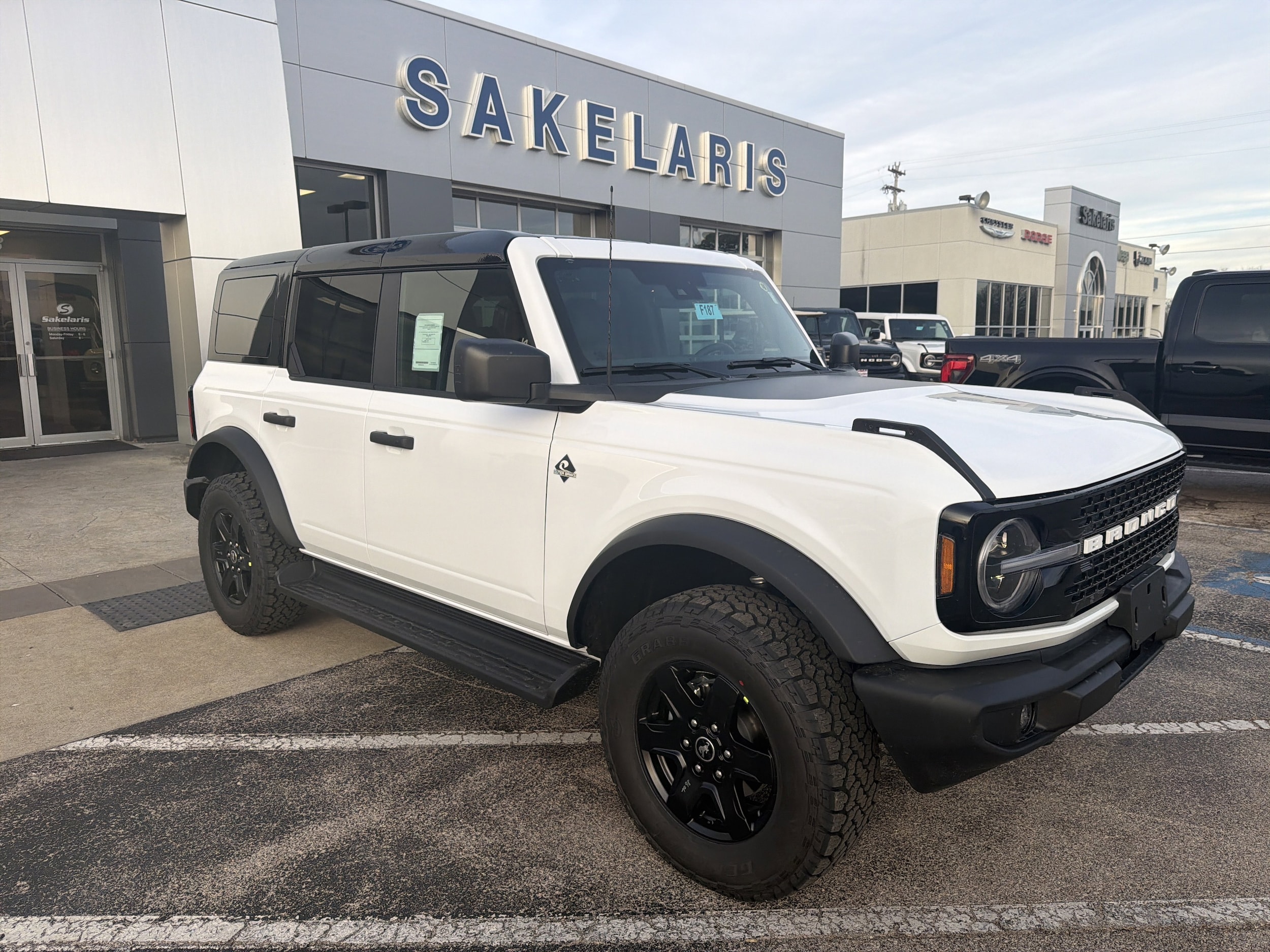 2025 Ford Bronco 4-Door Outer Banks's photo