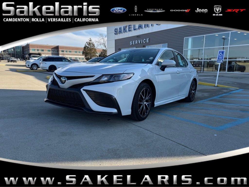 2024 Toyota Camry SE's photo