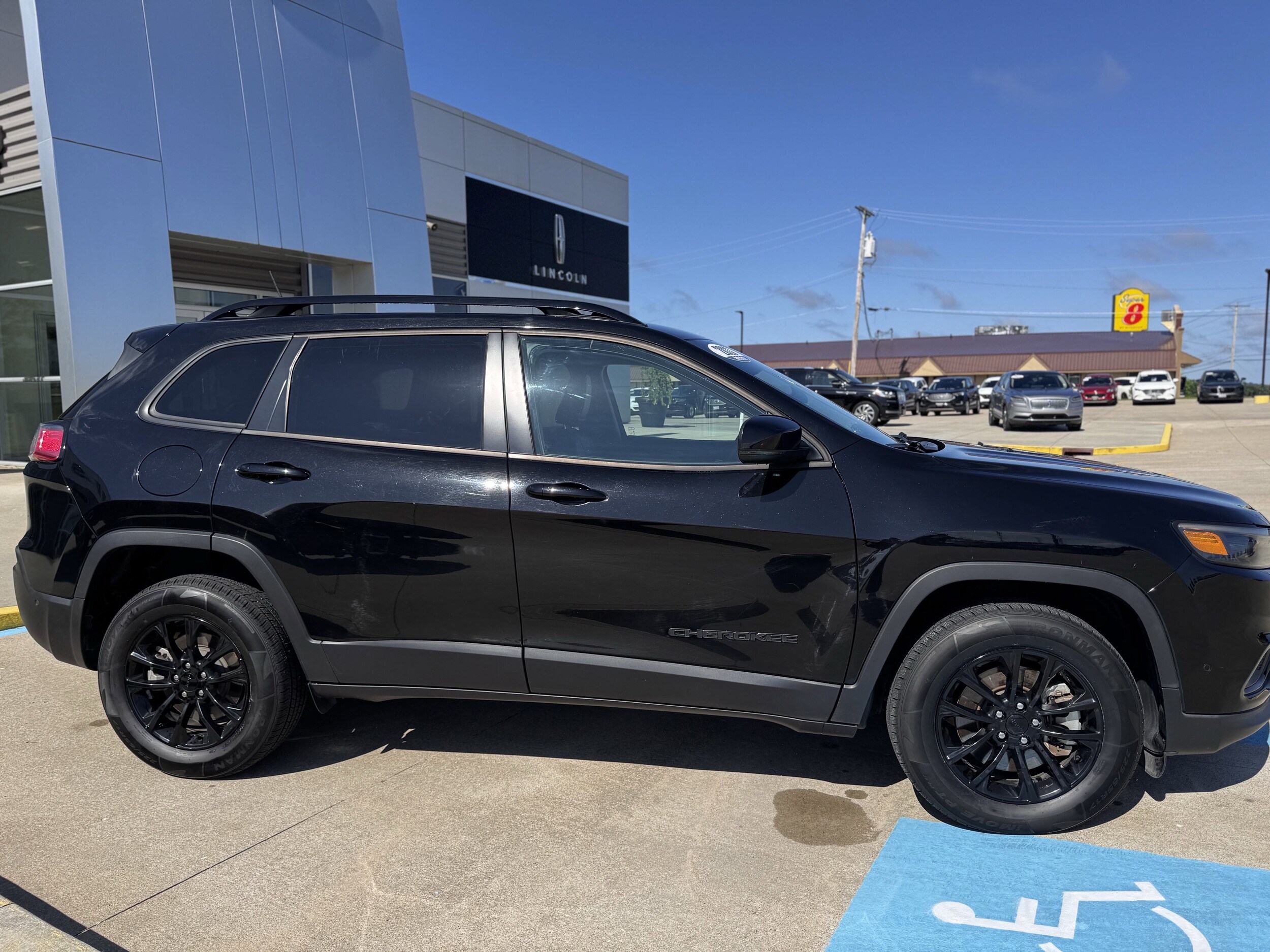 2023 Jeep Cherokee Altitude Lux photo 3
