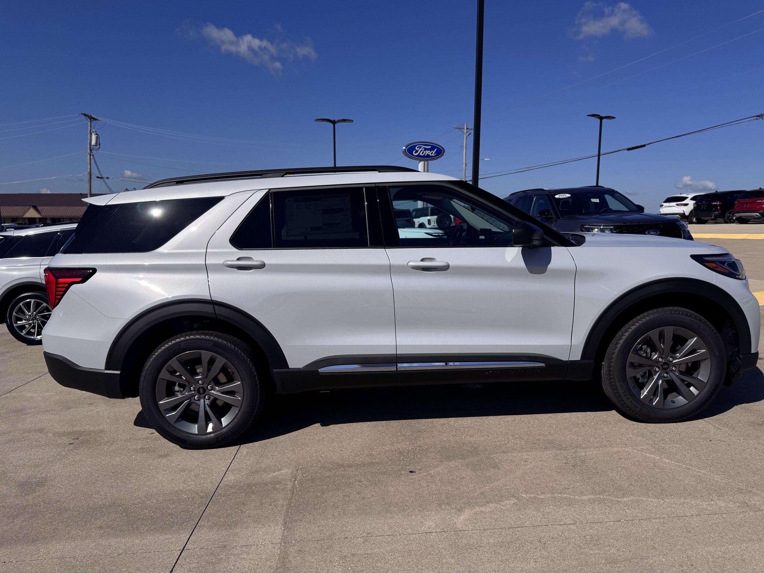 2025 Ford Explorer photo 2