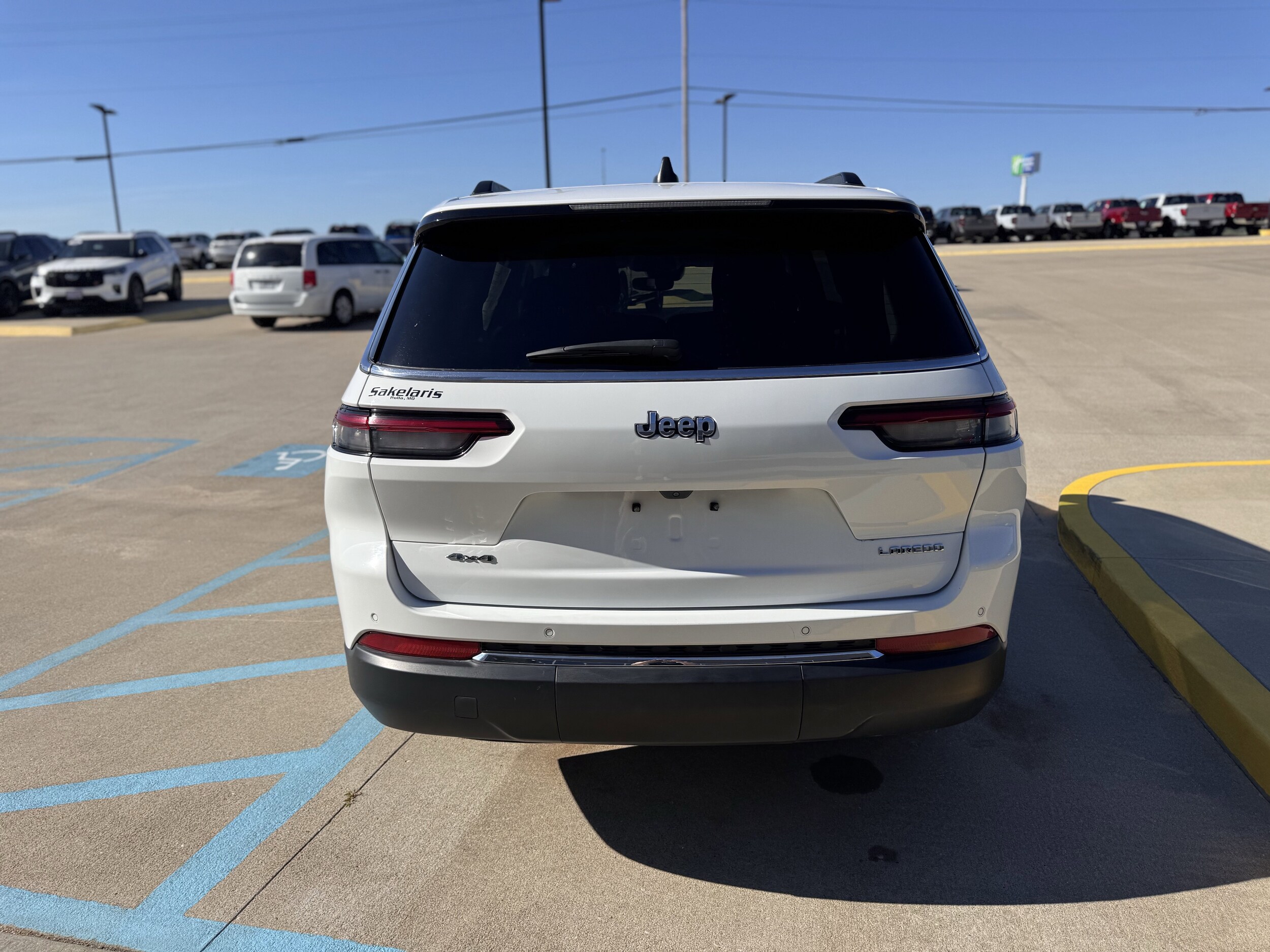 2023 Jeep Grand Cherokee Laredo photo 3