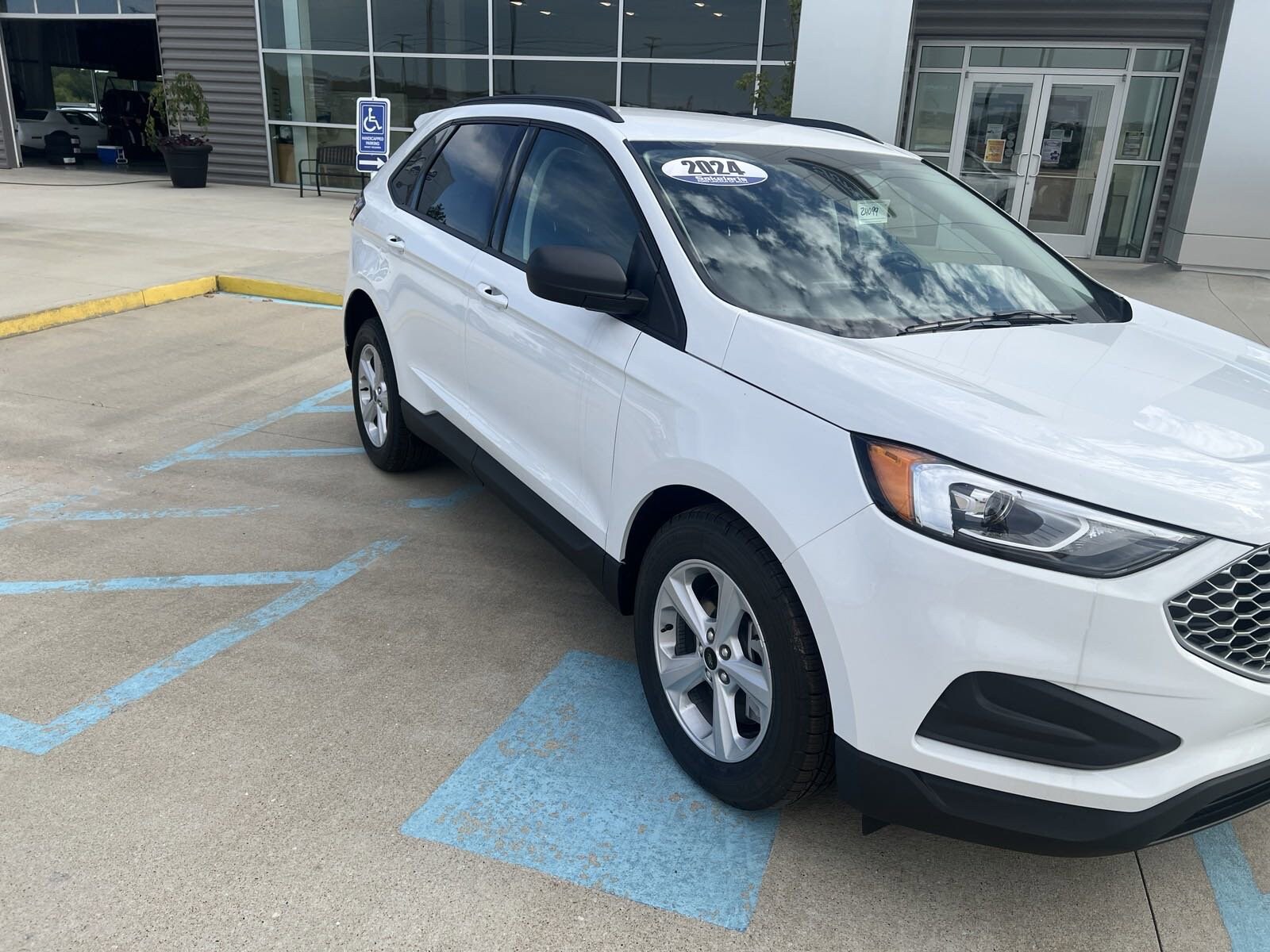 2024 Ford Edge SE photo 2