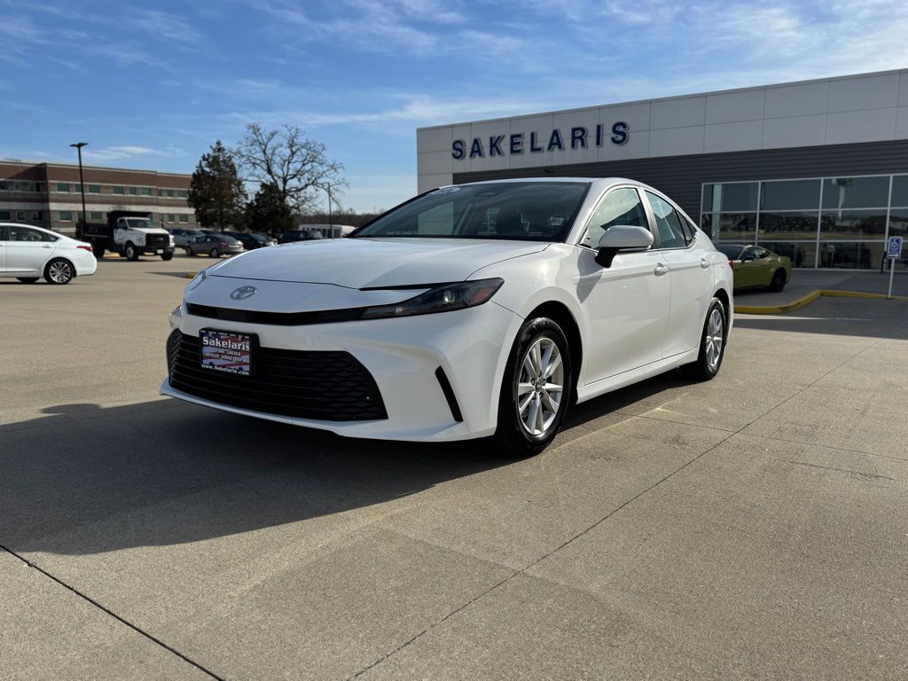 2025 Toyota Camry LE's photo