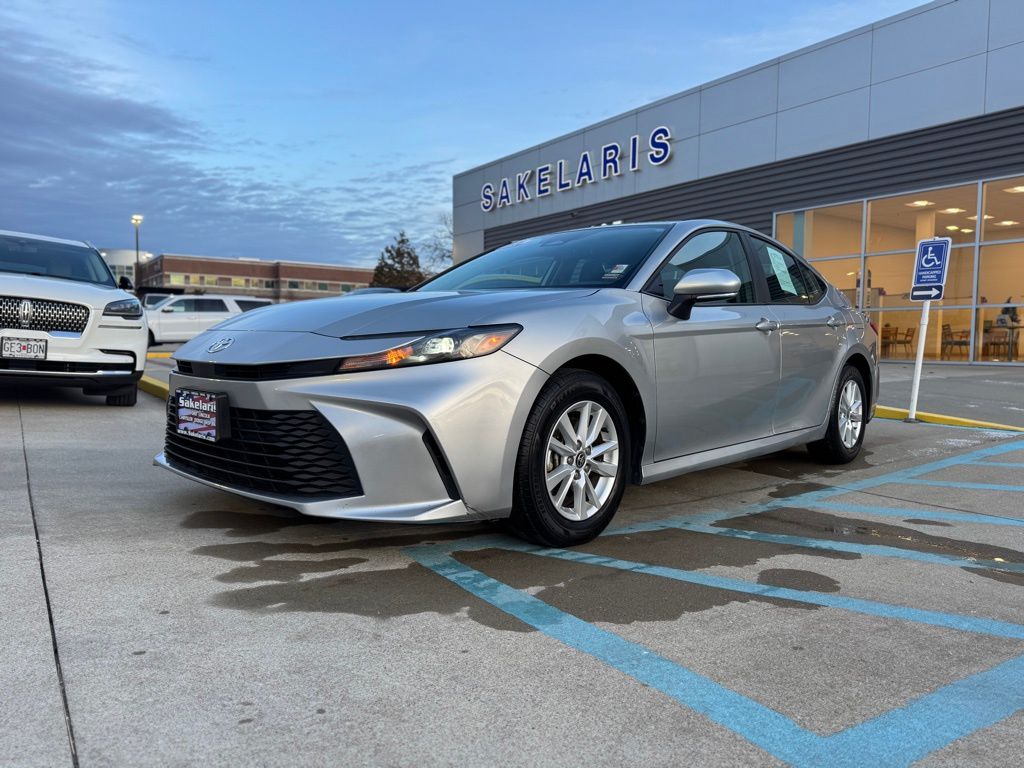 2025 Toyota Camry SE's photo