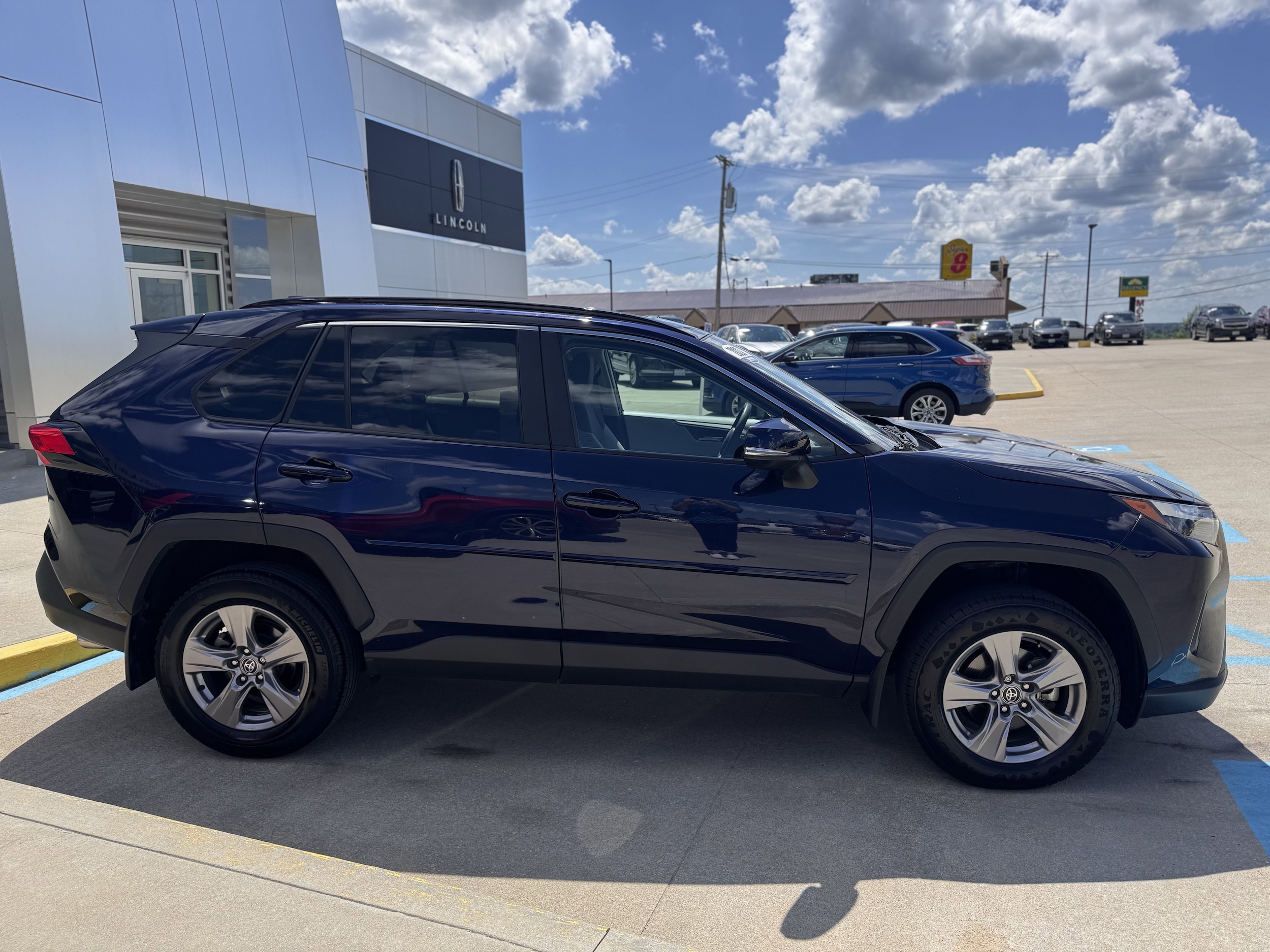 2023 Toyota RAV4 XLE photo 3