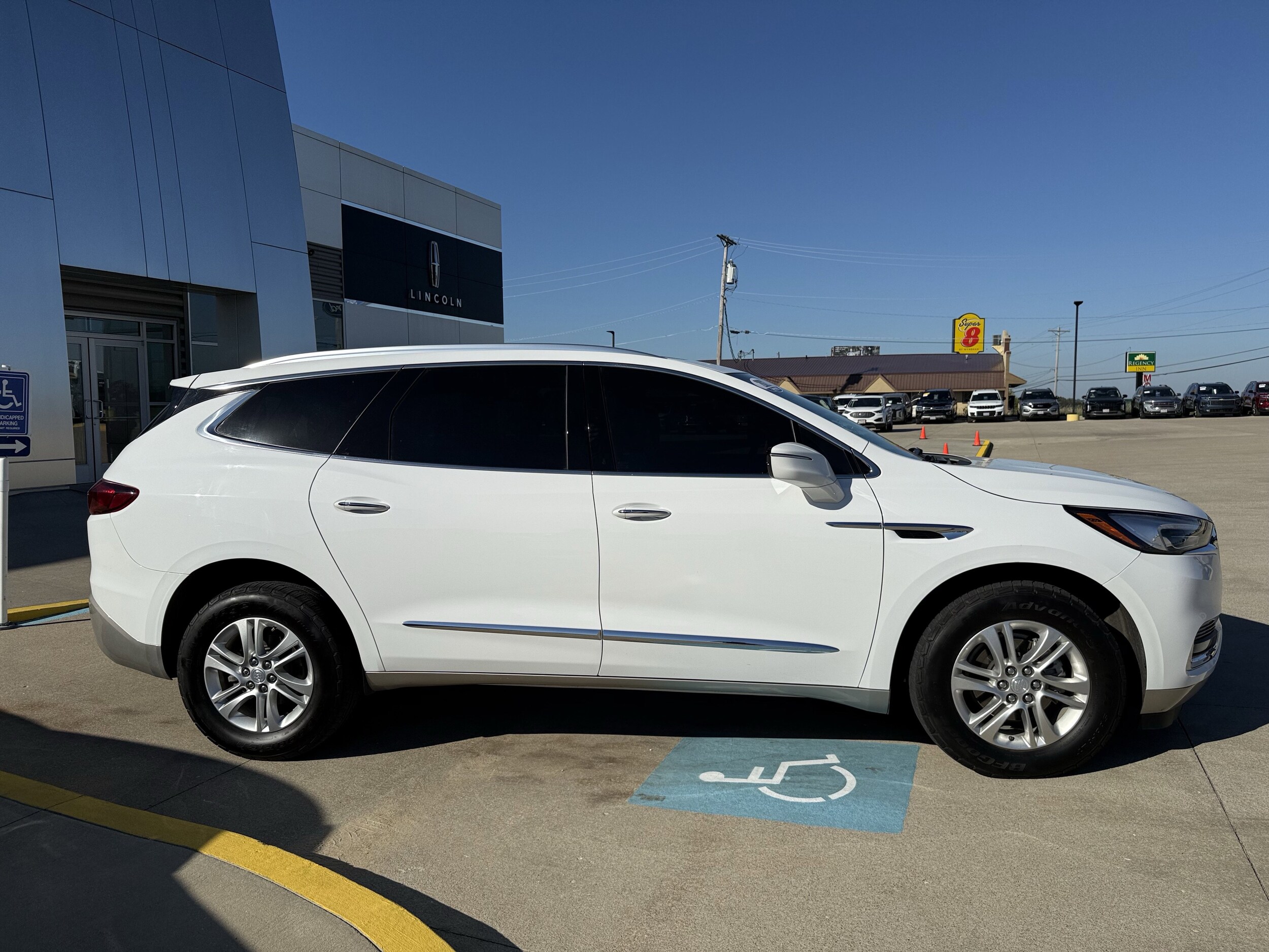 2021 Buick Enclave Essence photo 2