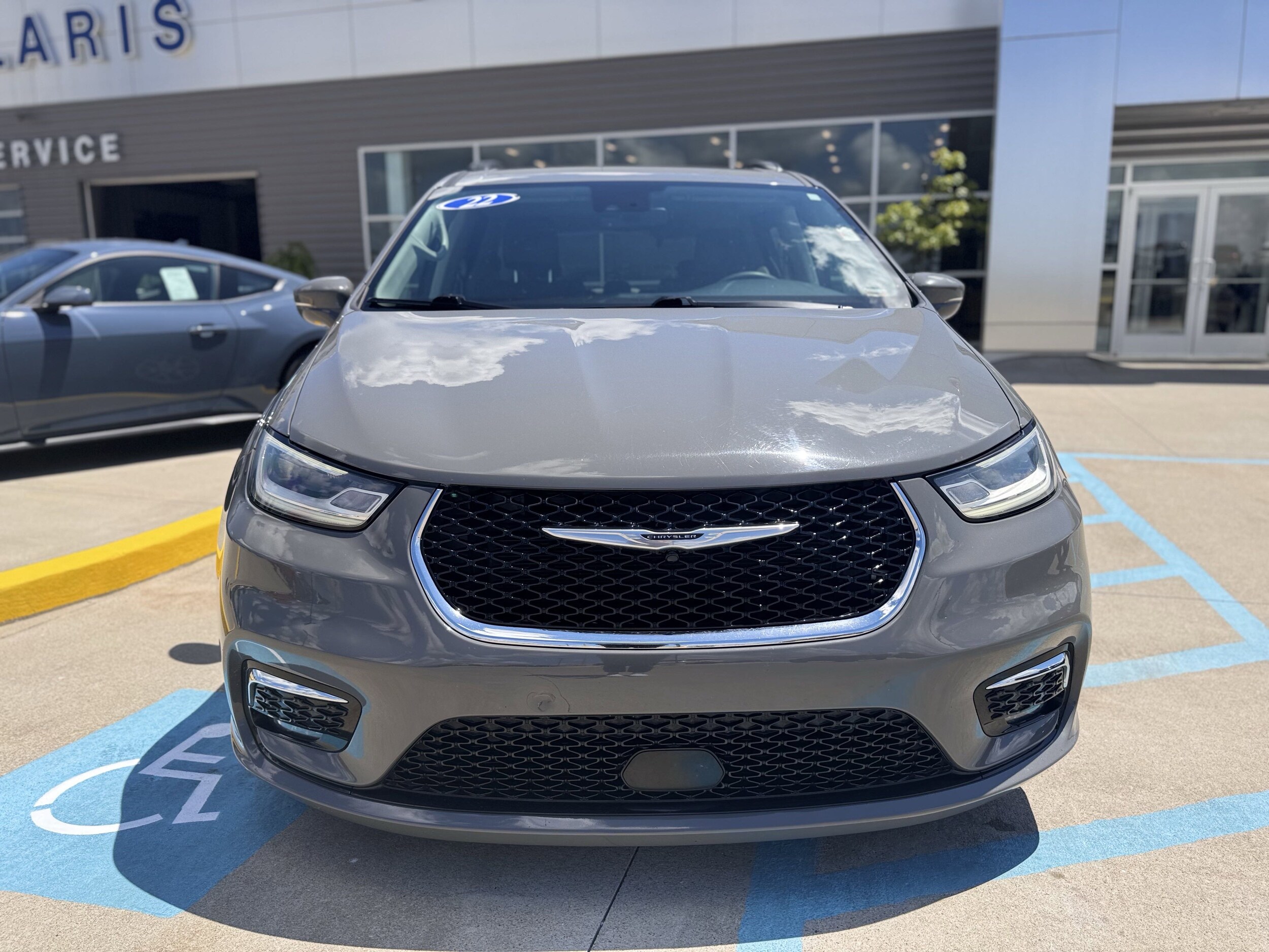 2022 Chrysler Pacifica Touring L photo 2