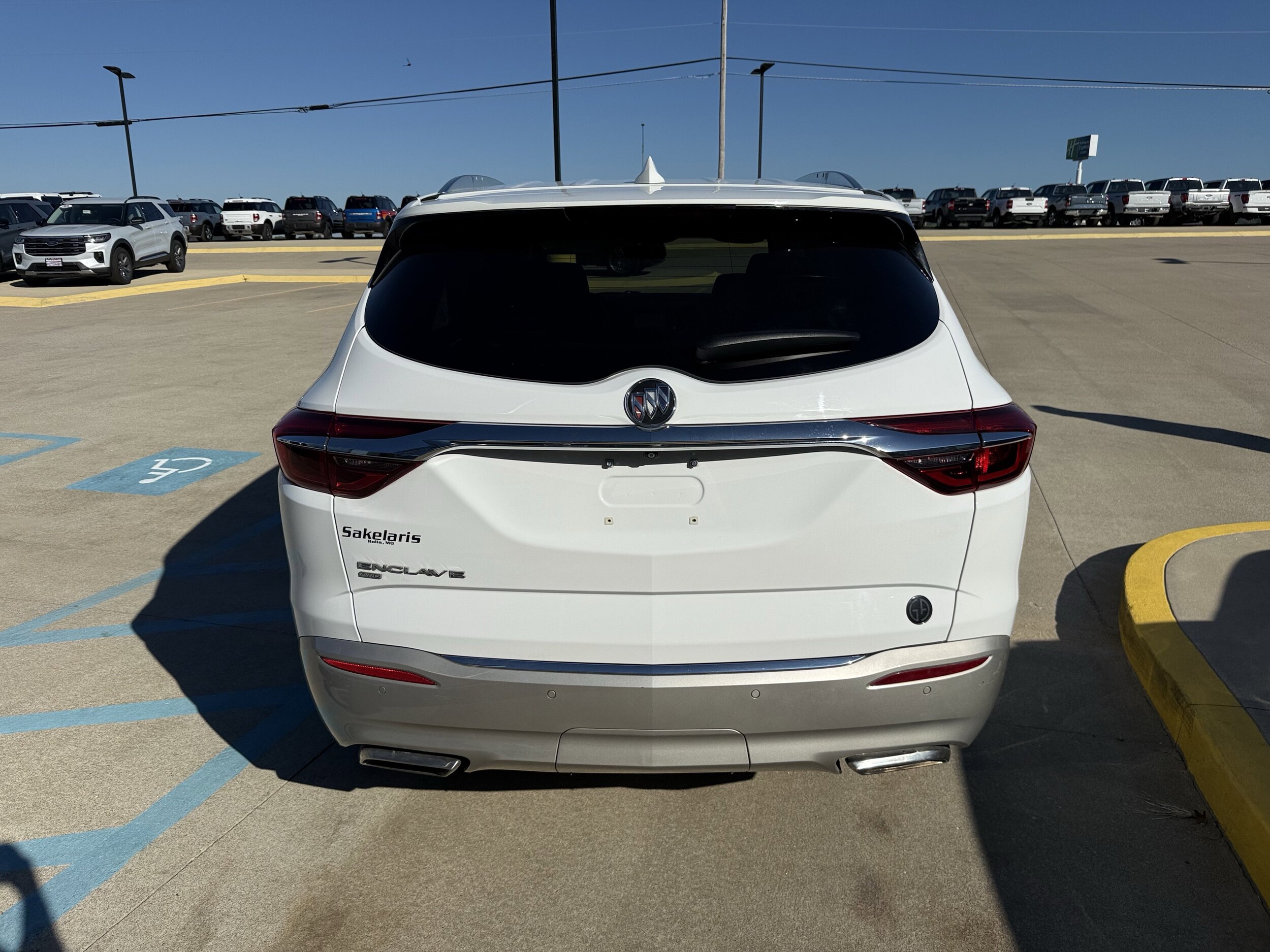2021 Buick Enclave Essence photo 3