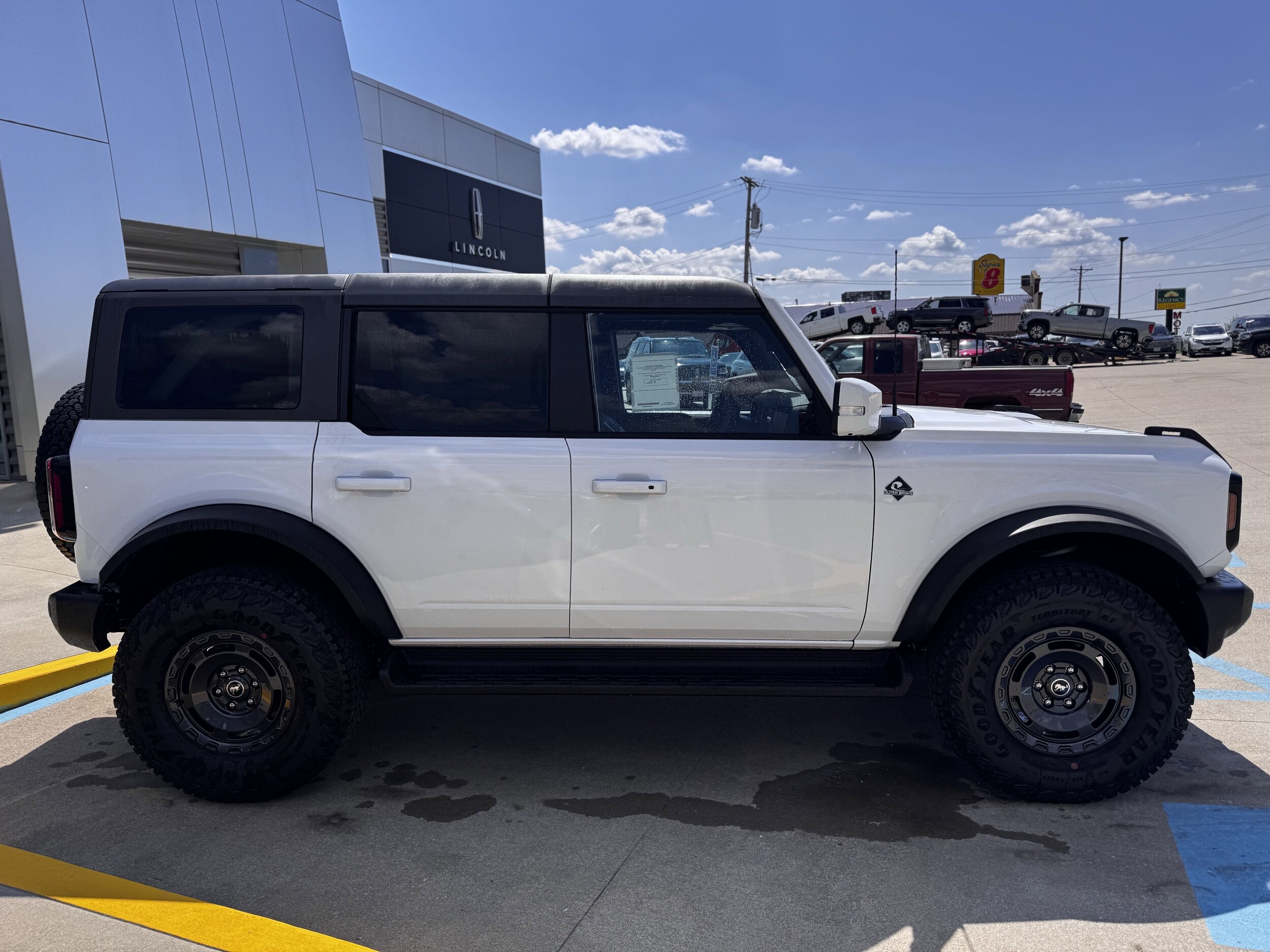 2025 Ford Bronco Outer Banks photo 3