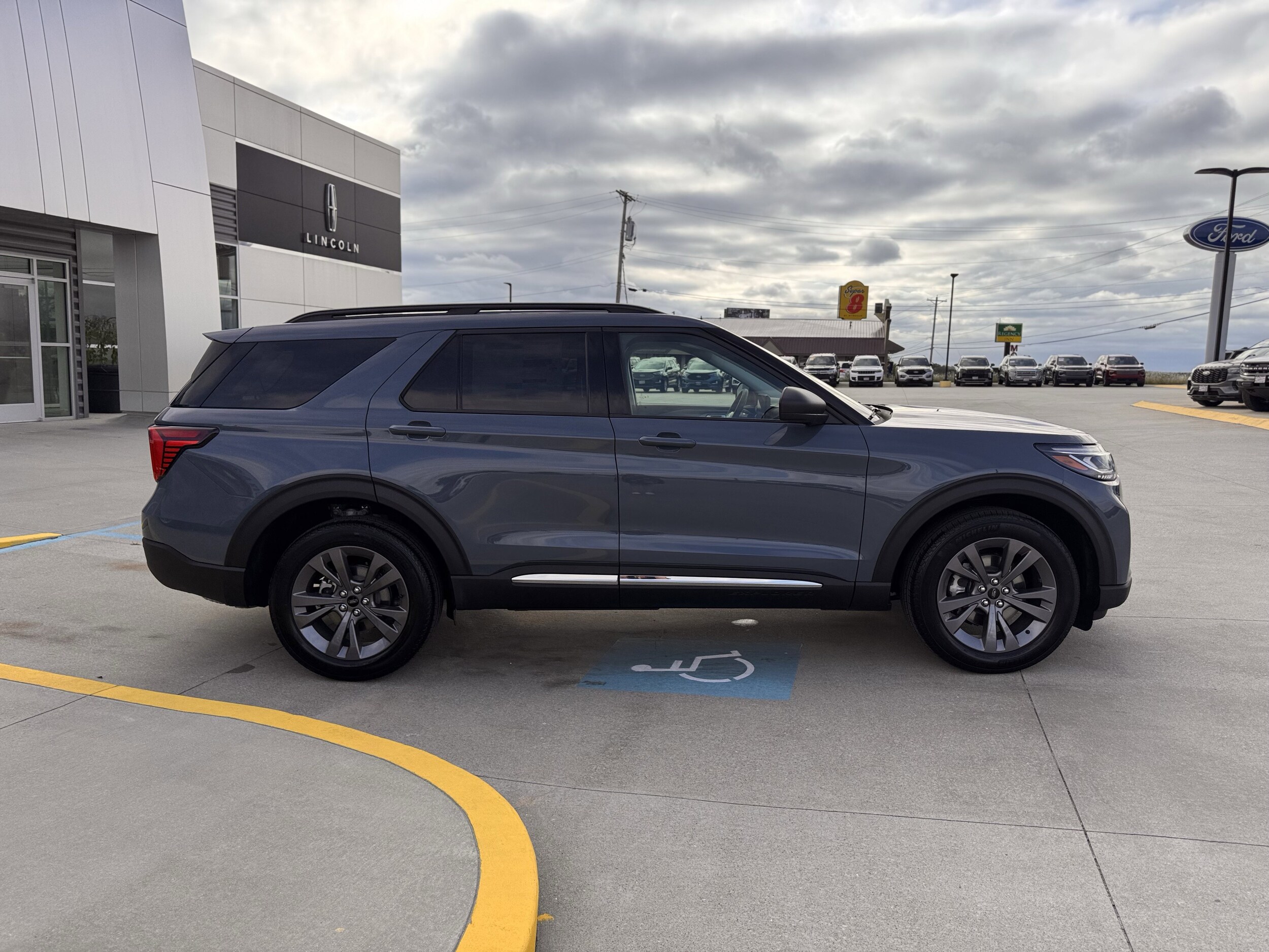 2025 Ford Explorer photo 3