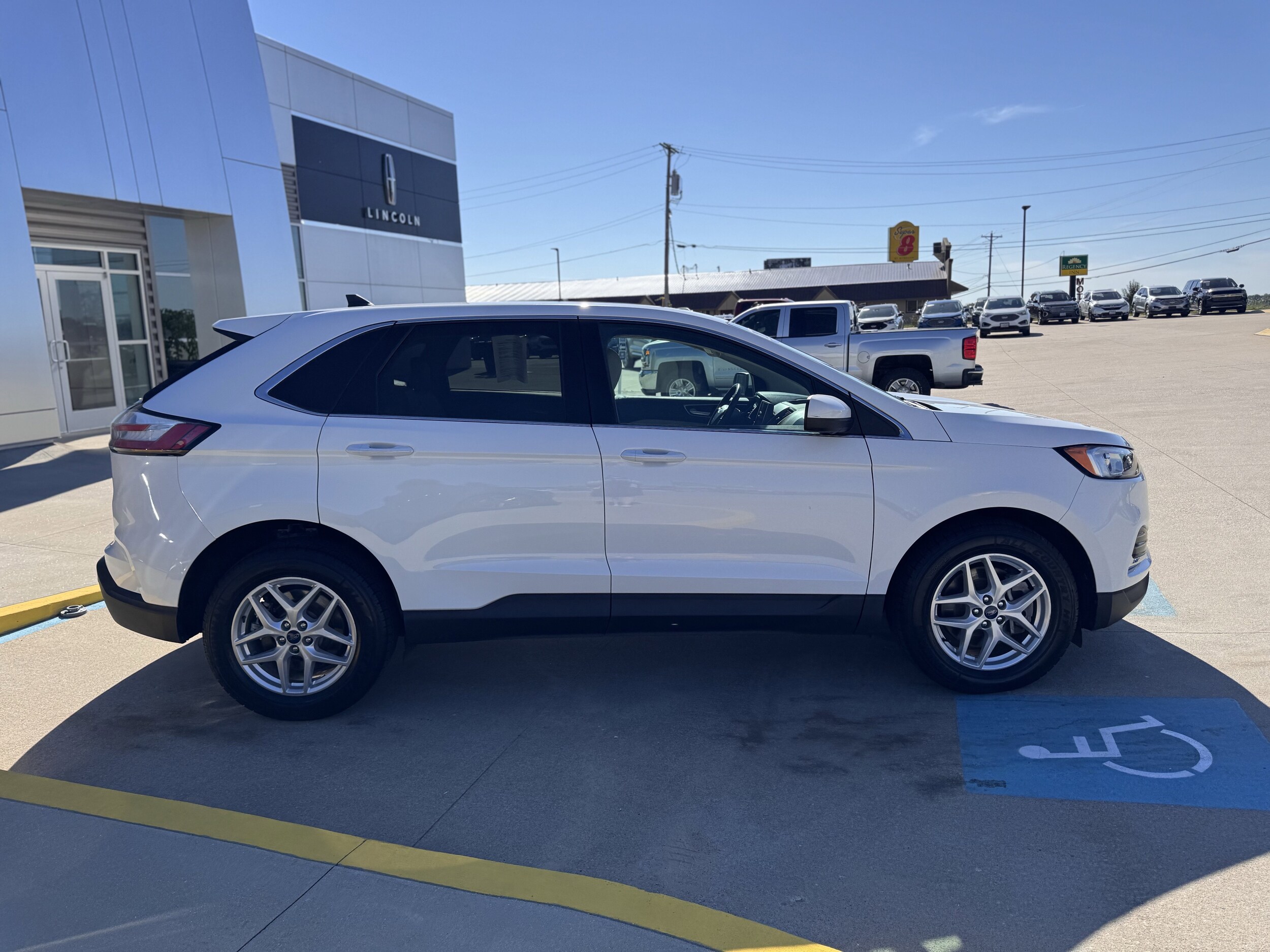 2022 Ford Edge SEL photo 2